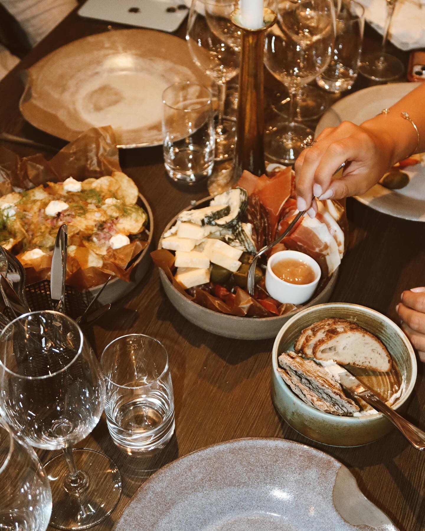 Ett bord med mat, glas och tallrikar.