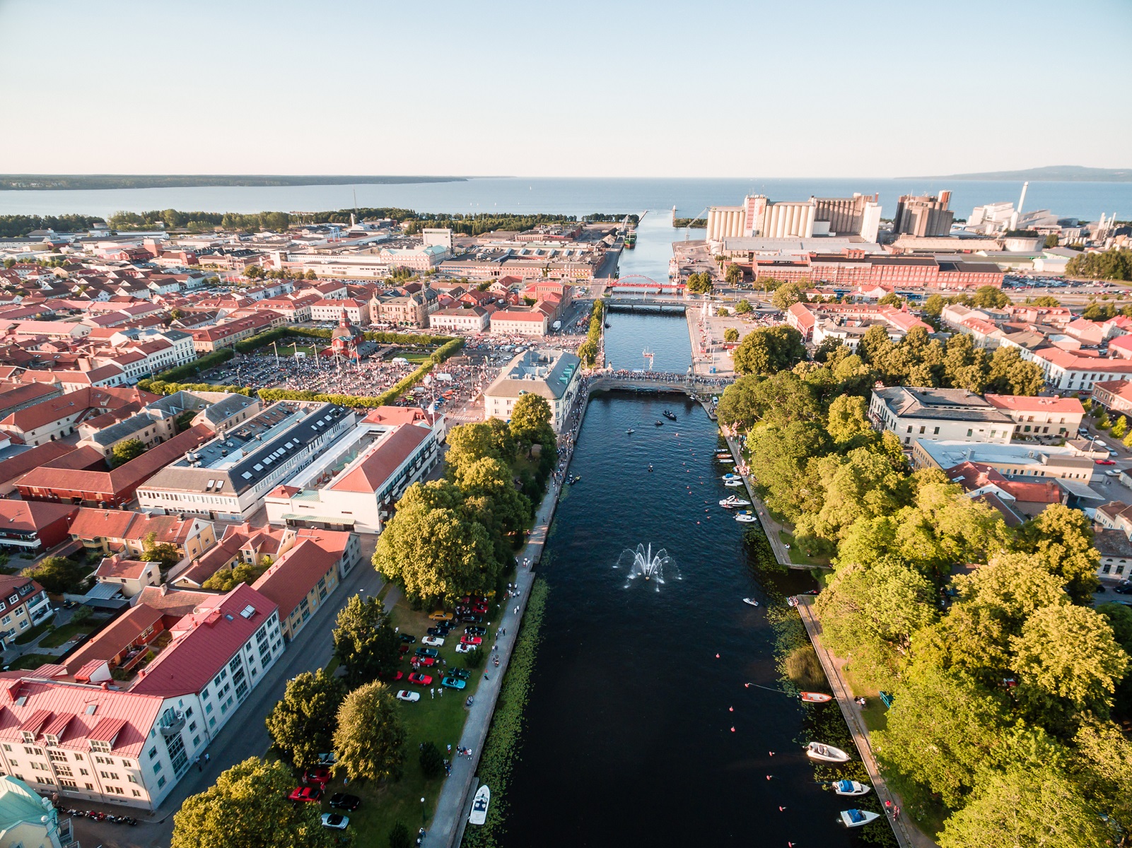 En flygbildsvy över en stad med ett vattendrag som flyter igenom staden.