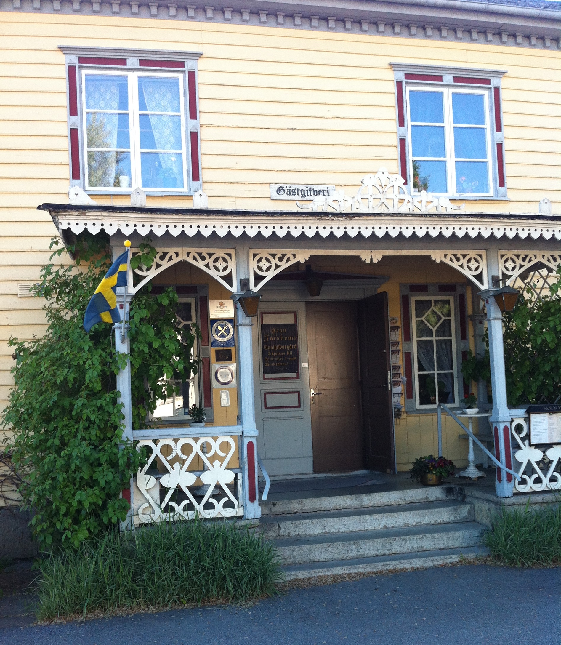 entré till träbyggnad med vacker snickarglädje