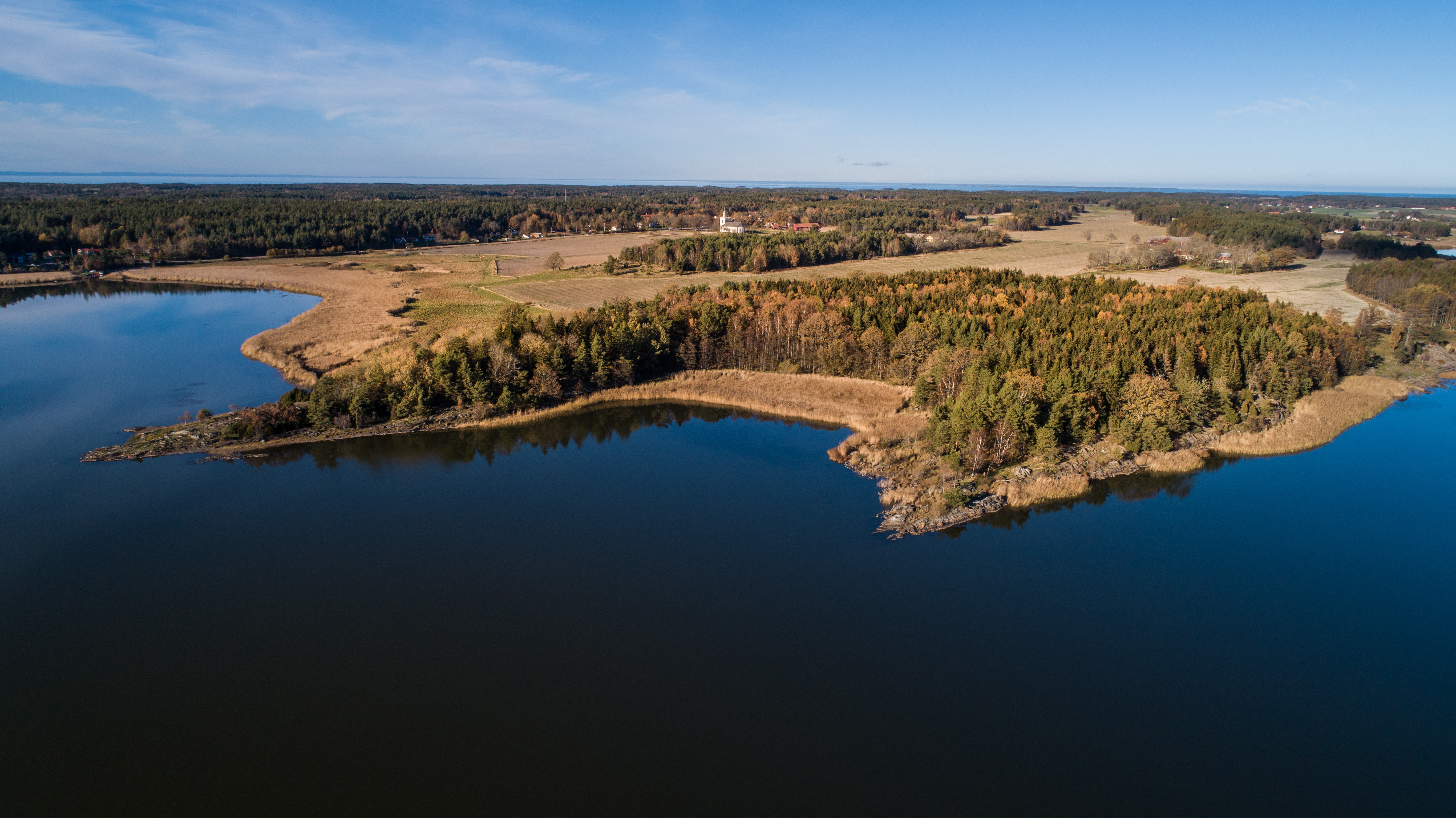 En flygbild över ett landskap en vik.