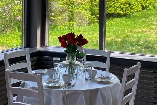 Frukostmatsal med dukat bord