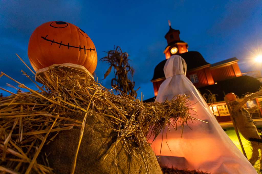 Fågelskrämma med pumpahuvud och spöke som utsmyckning framför Gamla Rådhuset i Lidköping.