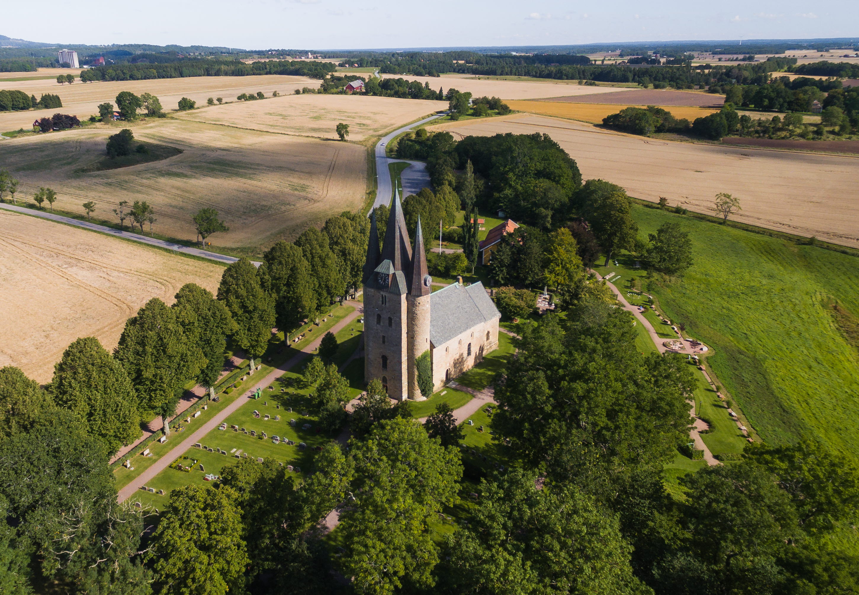 Flygbild på en stenkyrka.