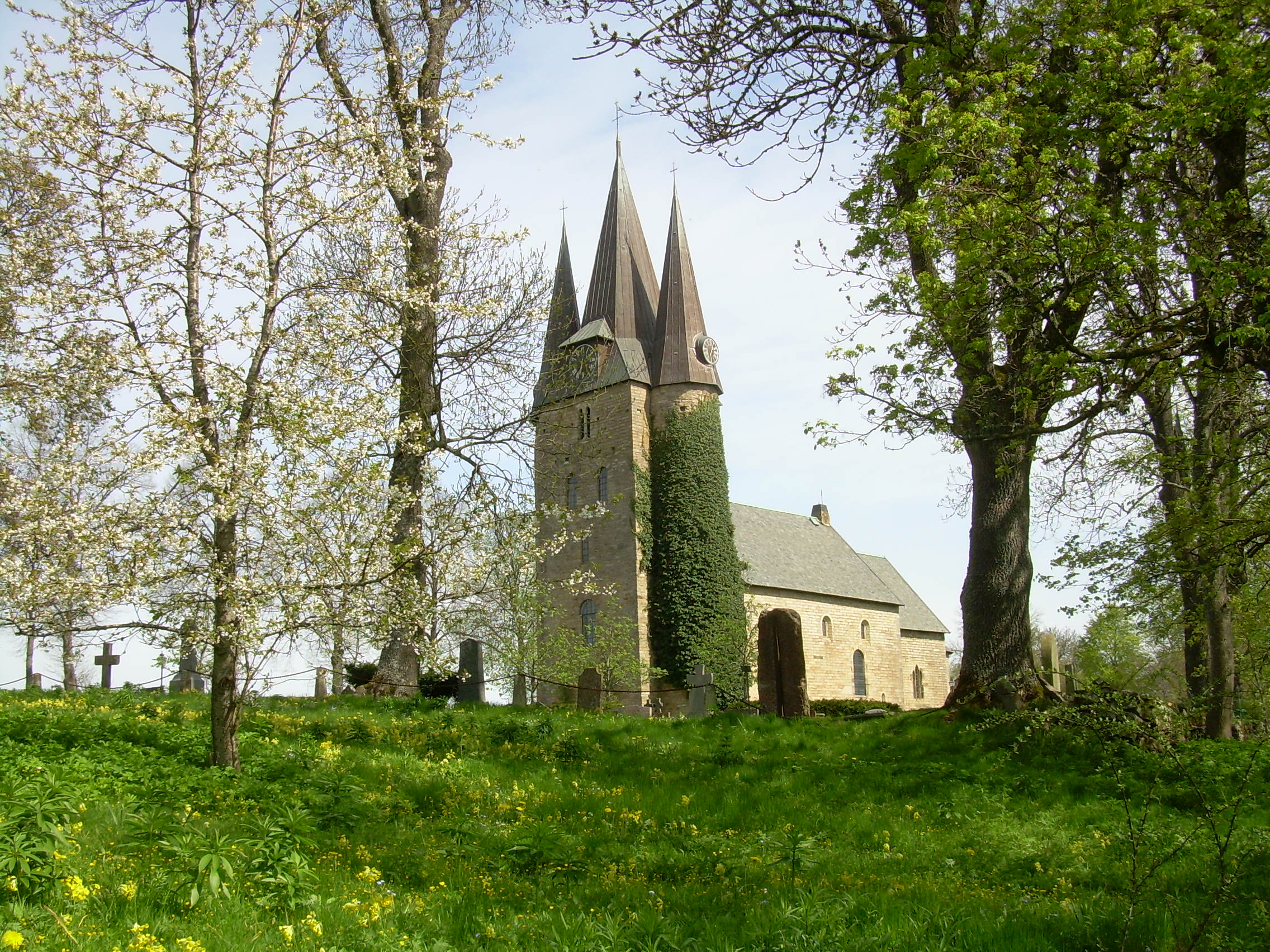 Husaby kyrka med sina spektakulära torn