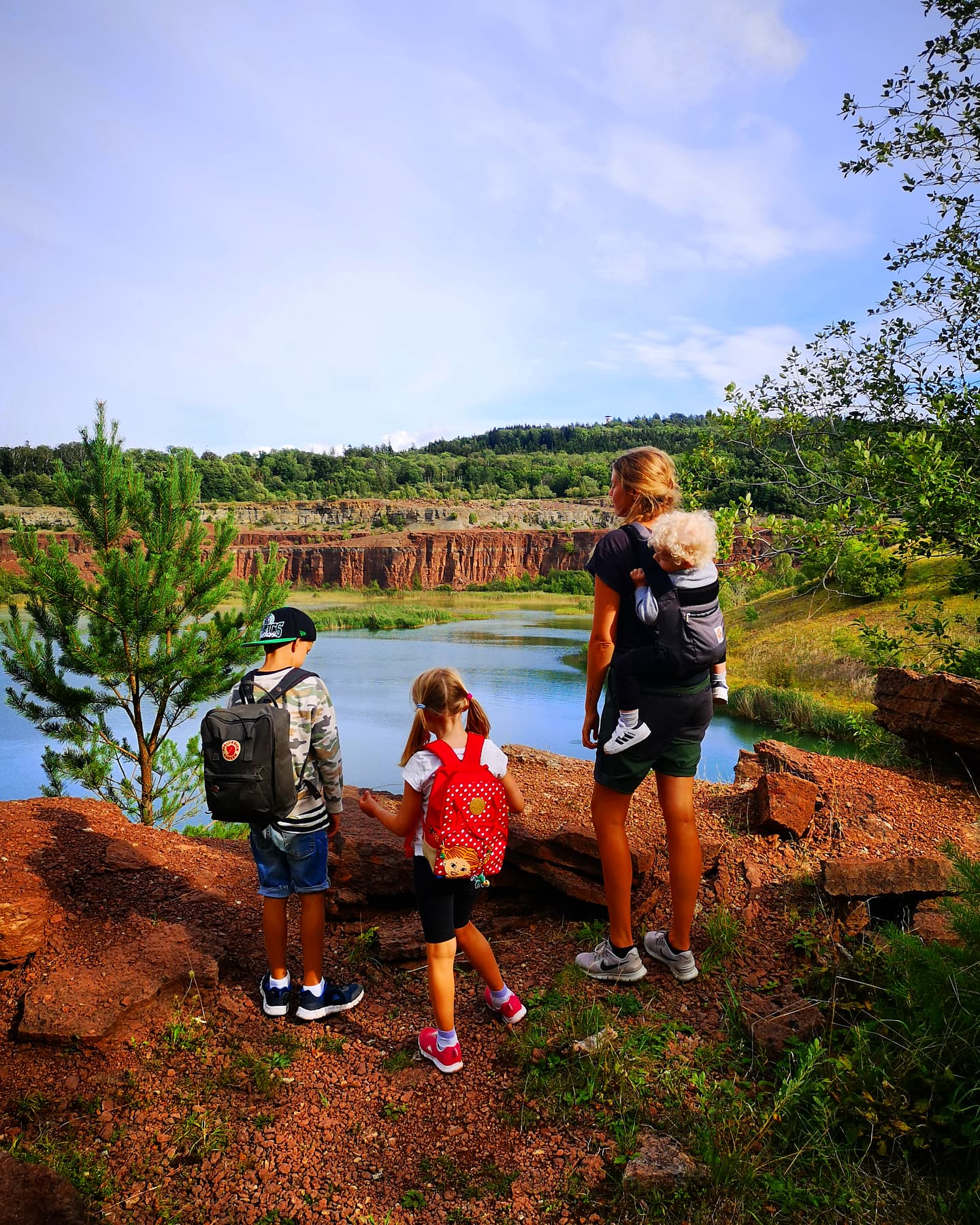 Bild på tre personer som är vid ett stenbrott