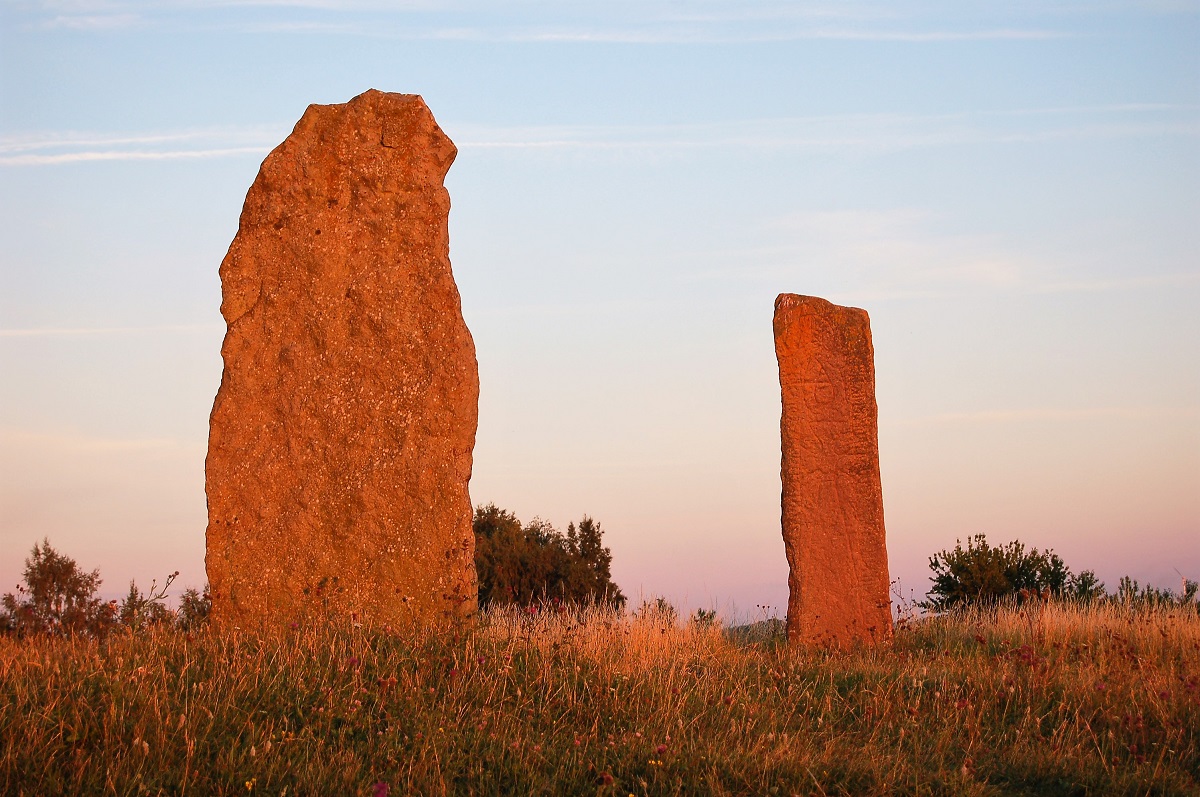 Monoliter i kvällsljus