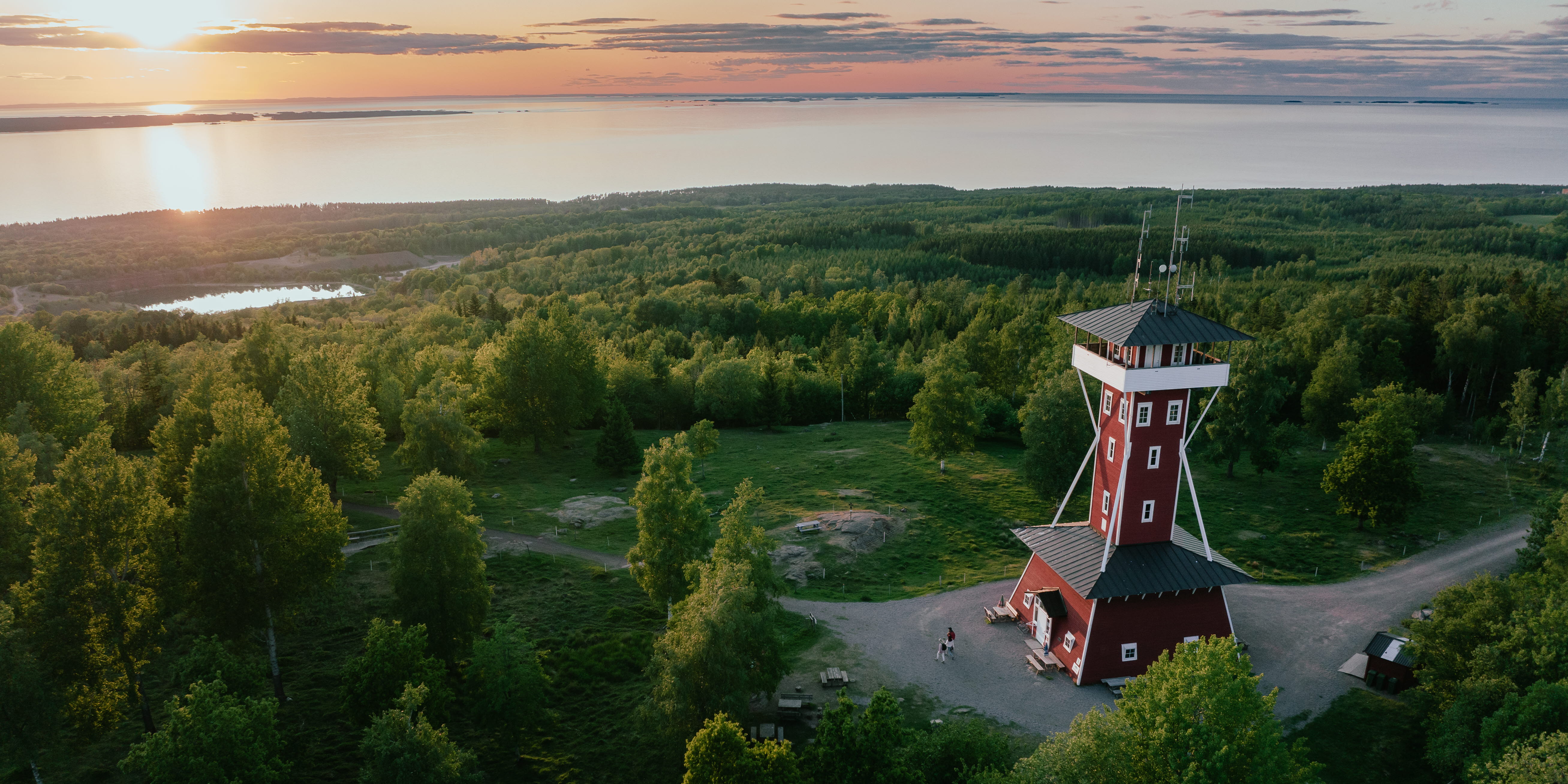 Drönarfoto Kinnekulle utsiktstorn och Vänern