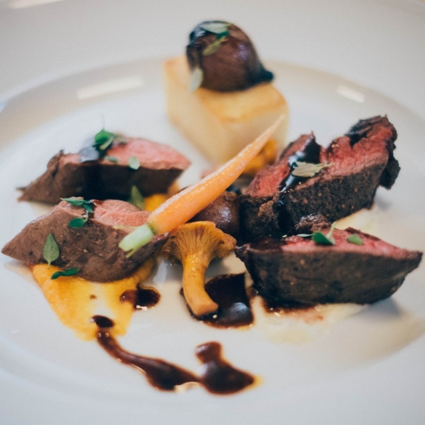 en varmrätt med viltkött