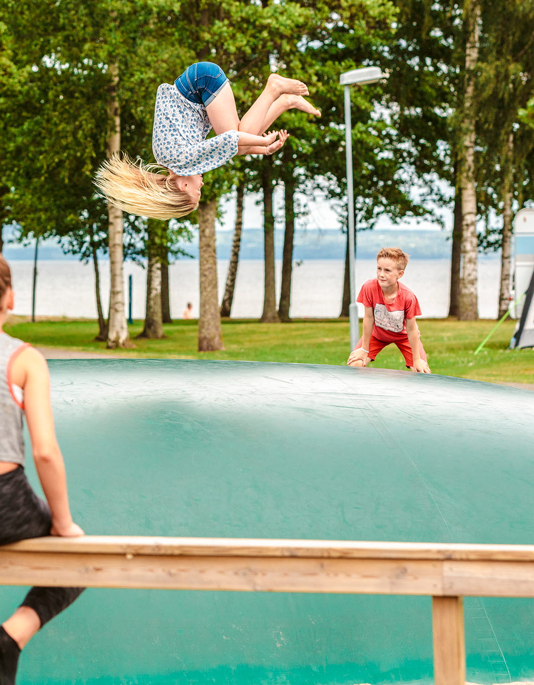 Barn som studsar på en studsmatta.
