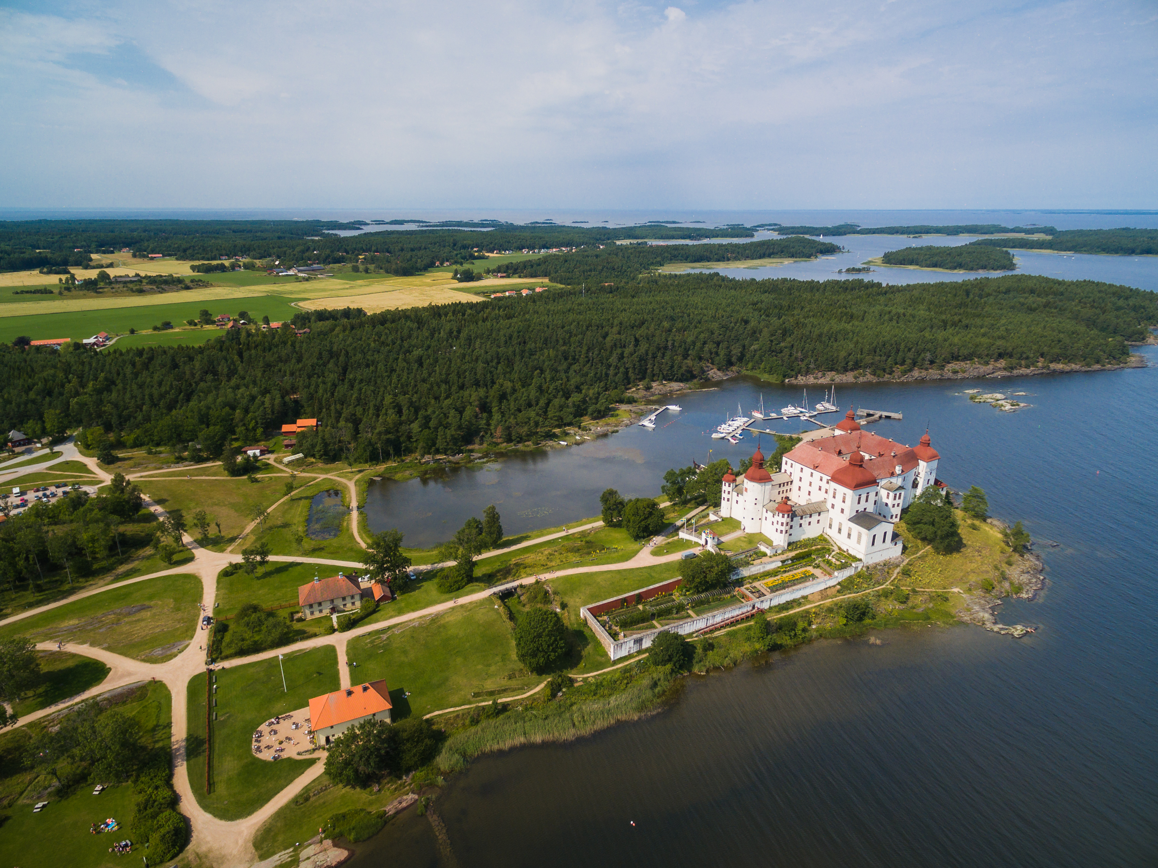 Flygbild på ett vitt slott med rött tak. 