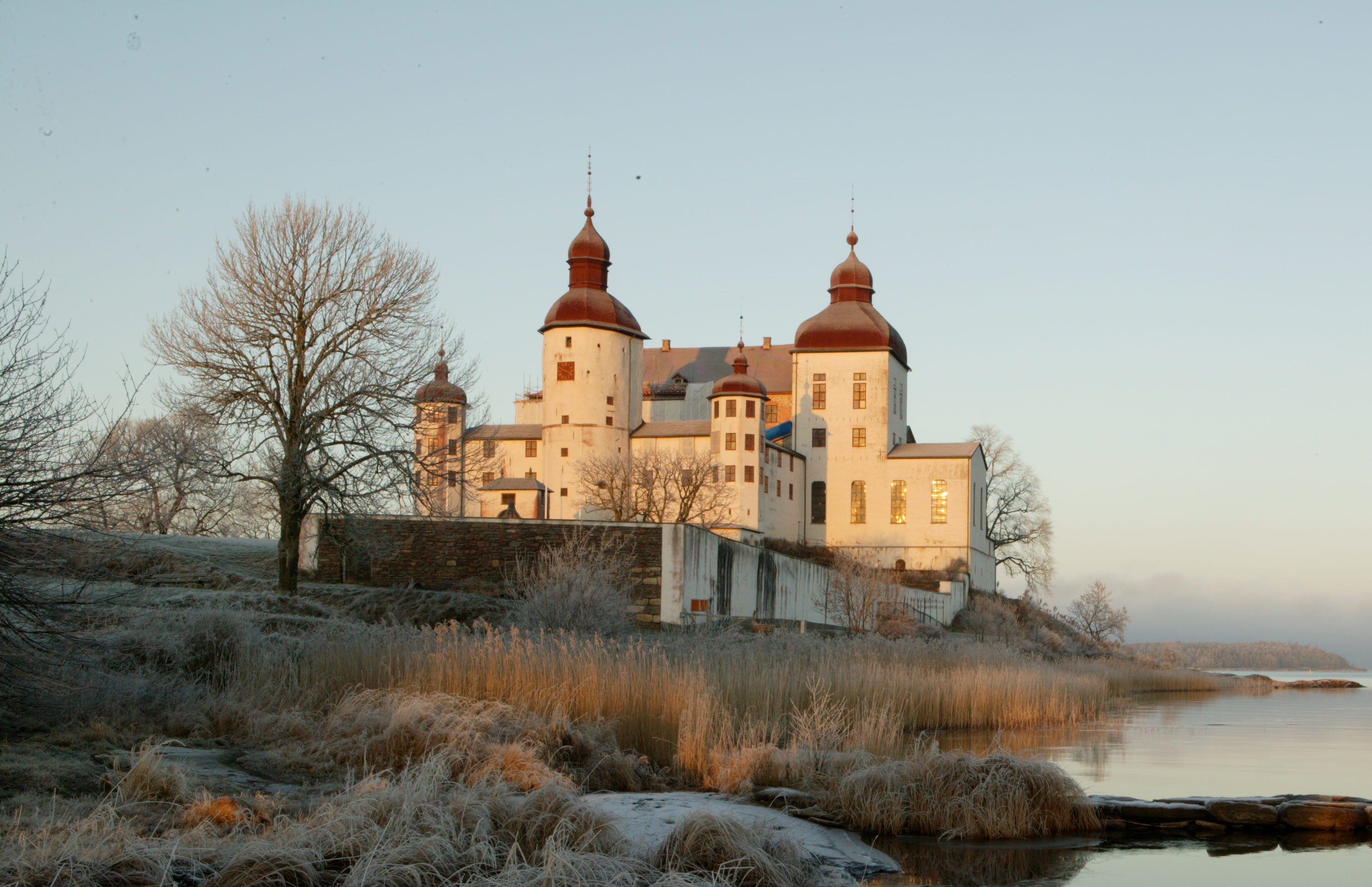 Ett vitt slott en frostig morgon.