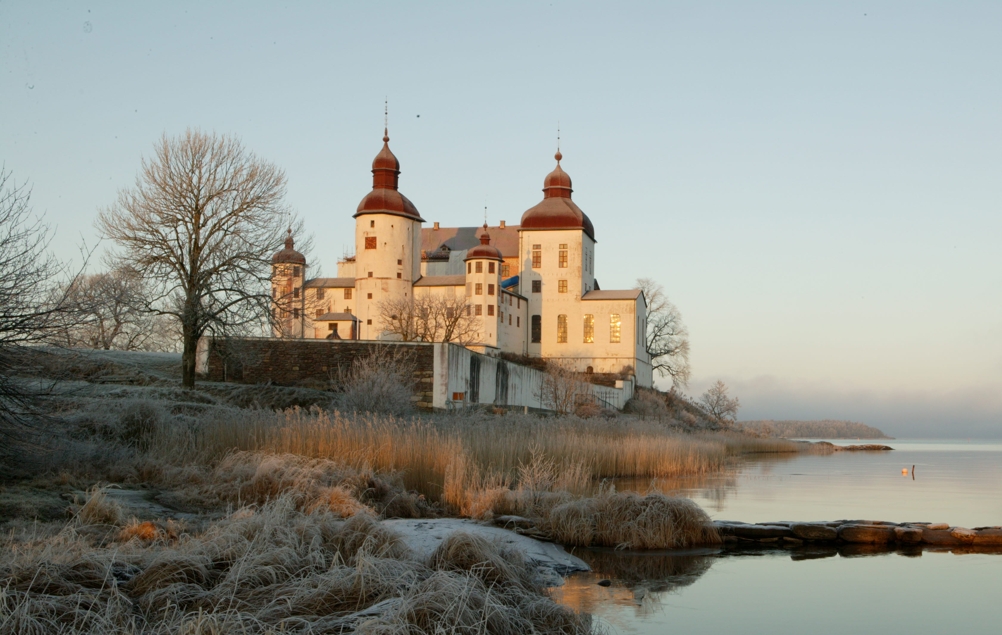 Ett vitt slott en frostig morgon.
