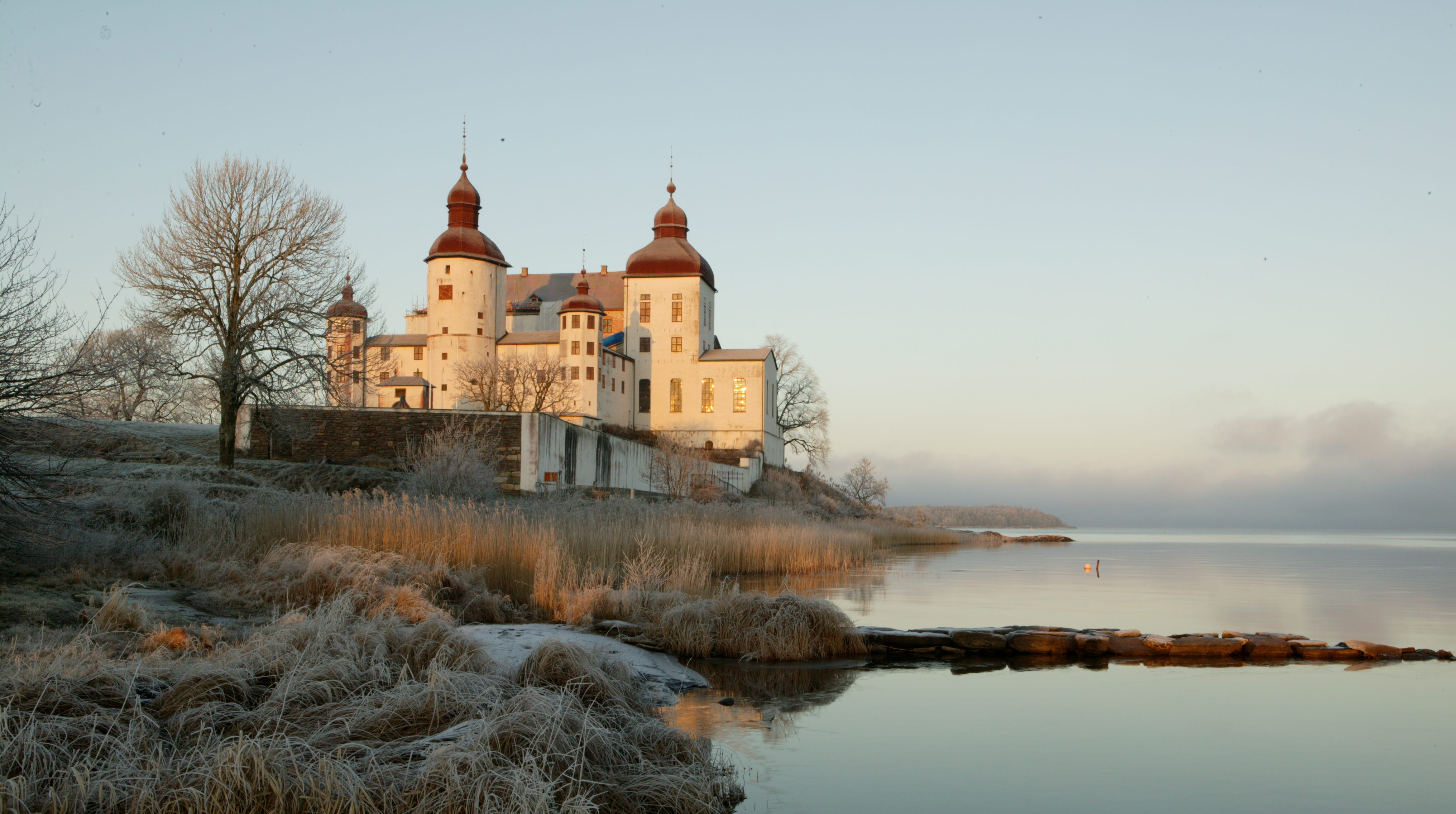 Ett vitt slott en frostig morgon.