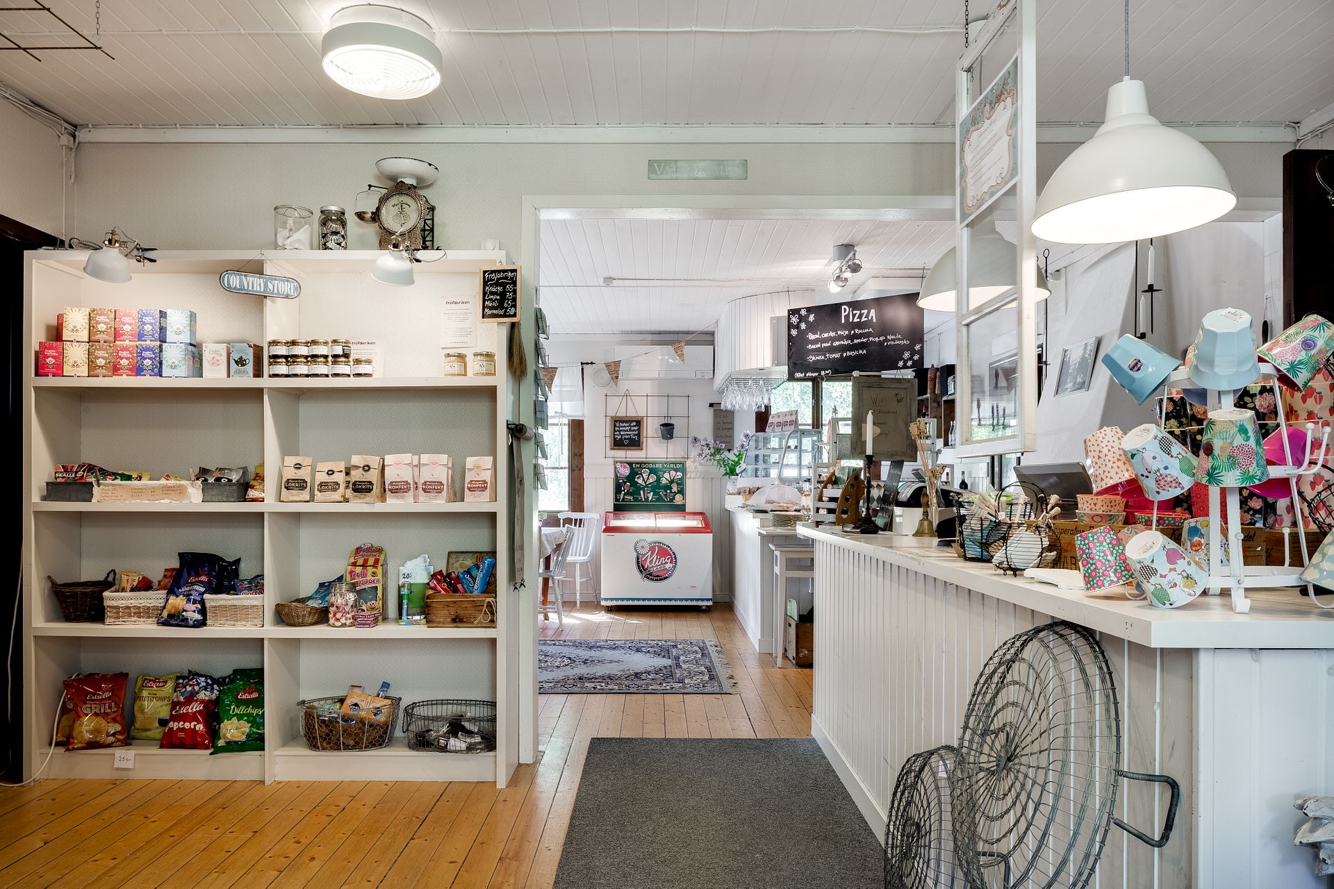 Ett cafe med en butik