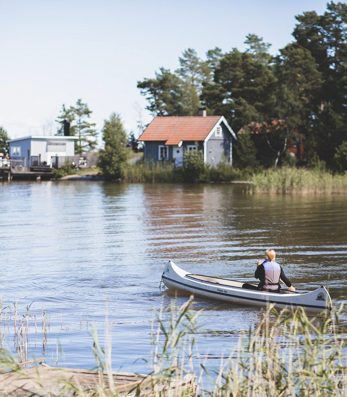 En sjö där någon ror i en kanot