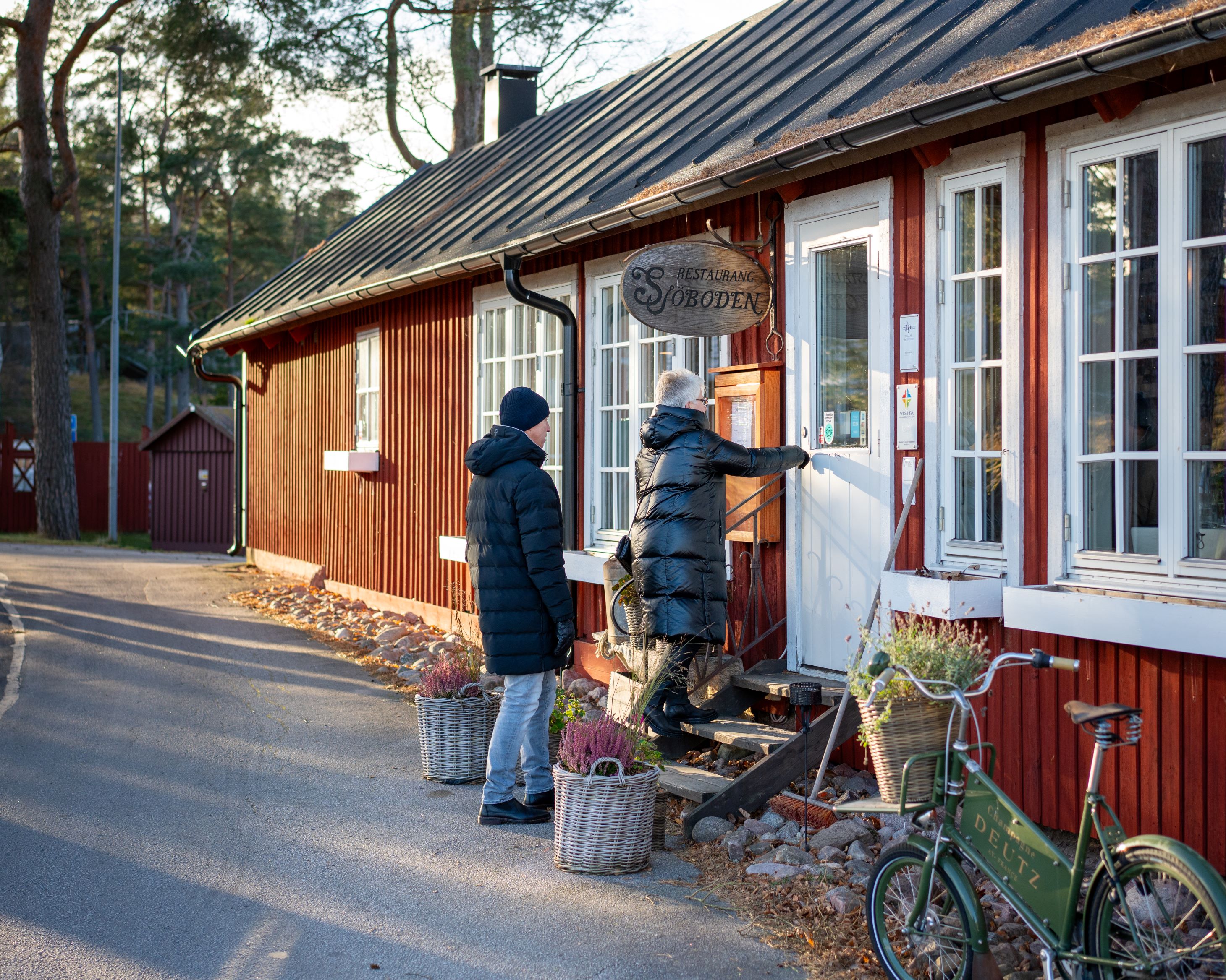 Två personer som går in på en restaurang.