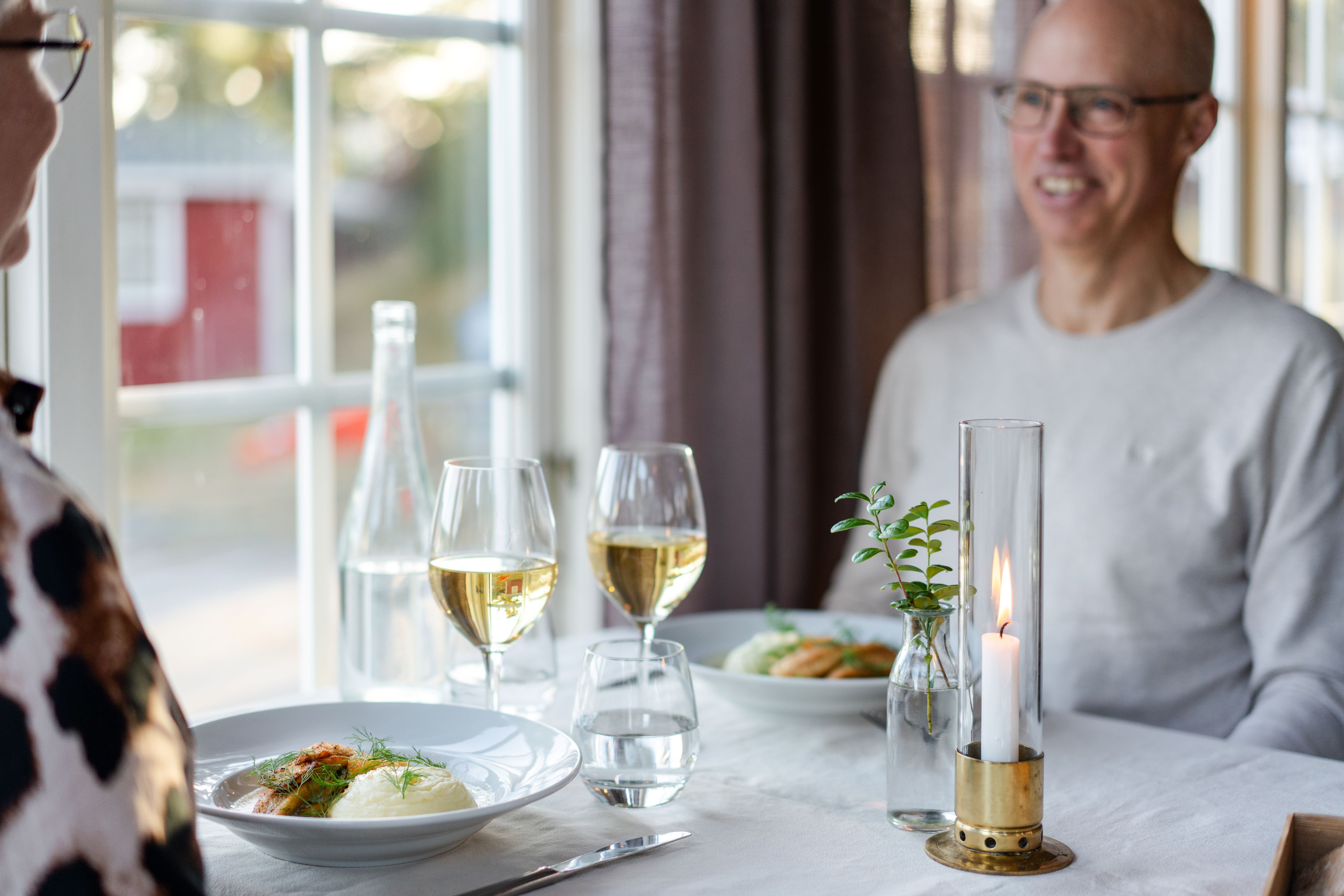 Två personer som sitter och äter middag på en restaurang. 