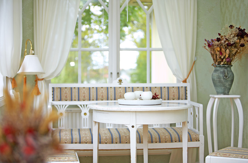 Ett ljust rum inrett i en klassisk stil.