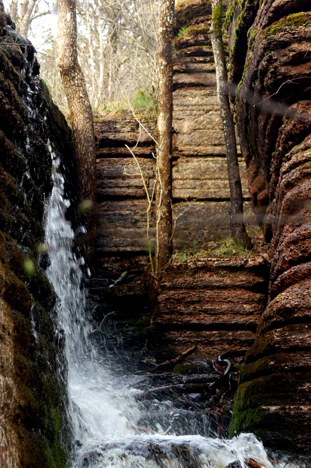 Ett forsande vattenfall ner över en bergskant.