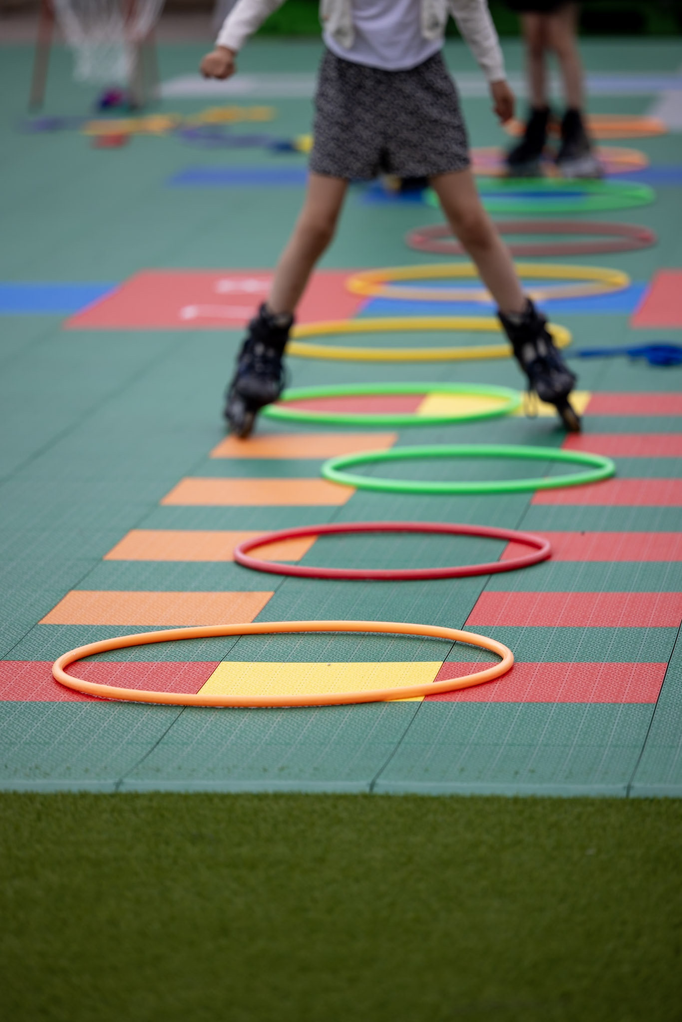 Någon som åker rullskridskor runt rockringar.