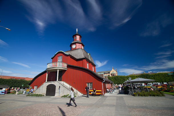 En röd gammal byggnad och blå himmel.