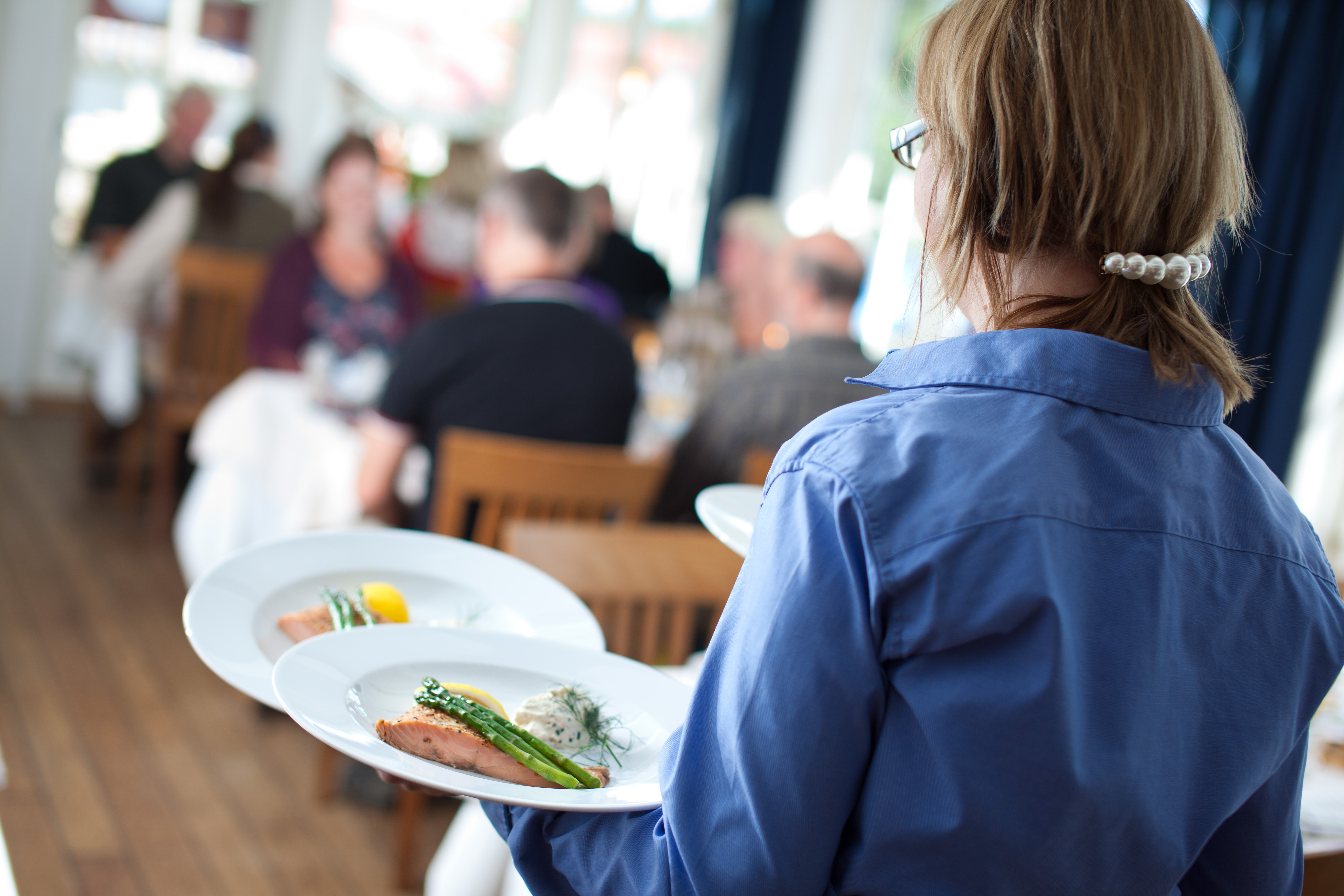 En något finare restaurangservering i ljus skärgårdsmiljö.
