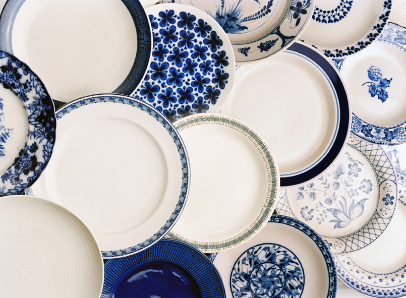 Tallrikar i blått och vitt på ett museum