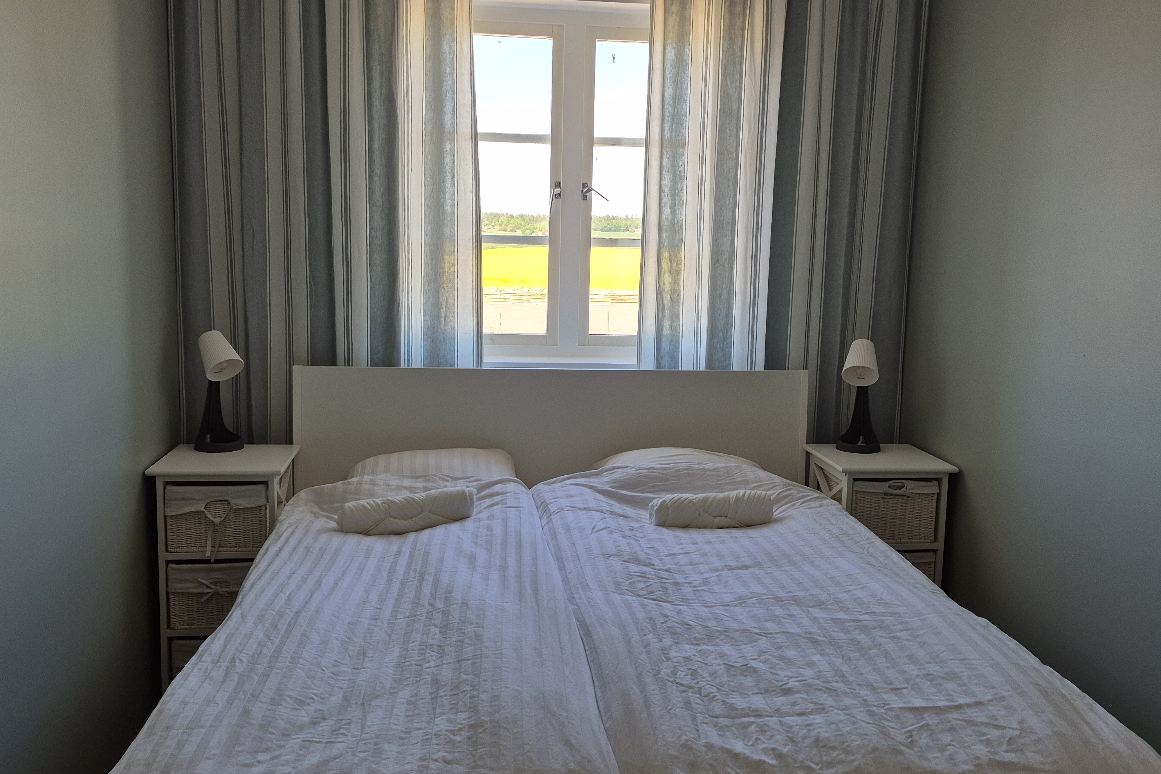 Sovrum med utsikt över fält