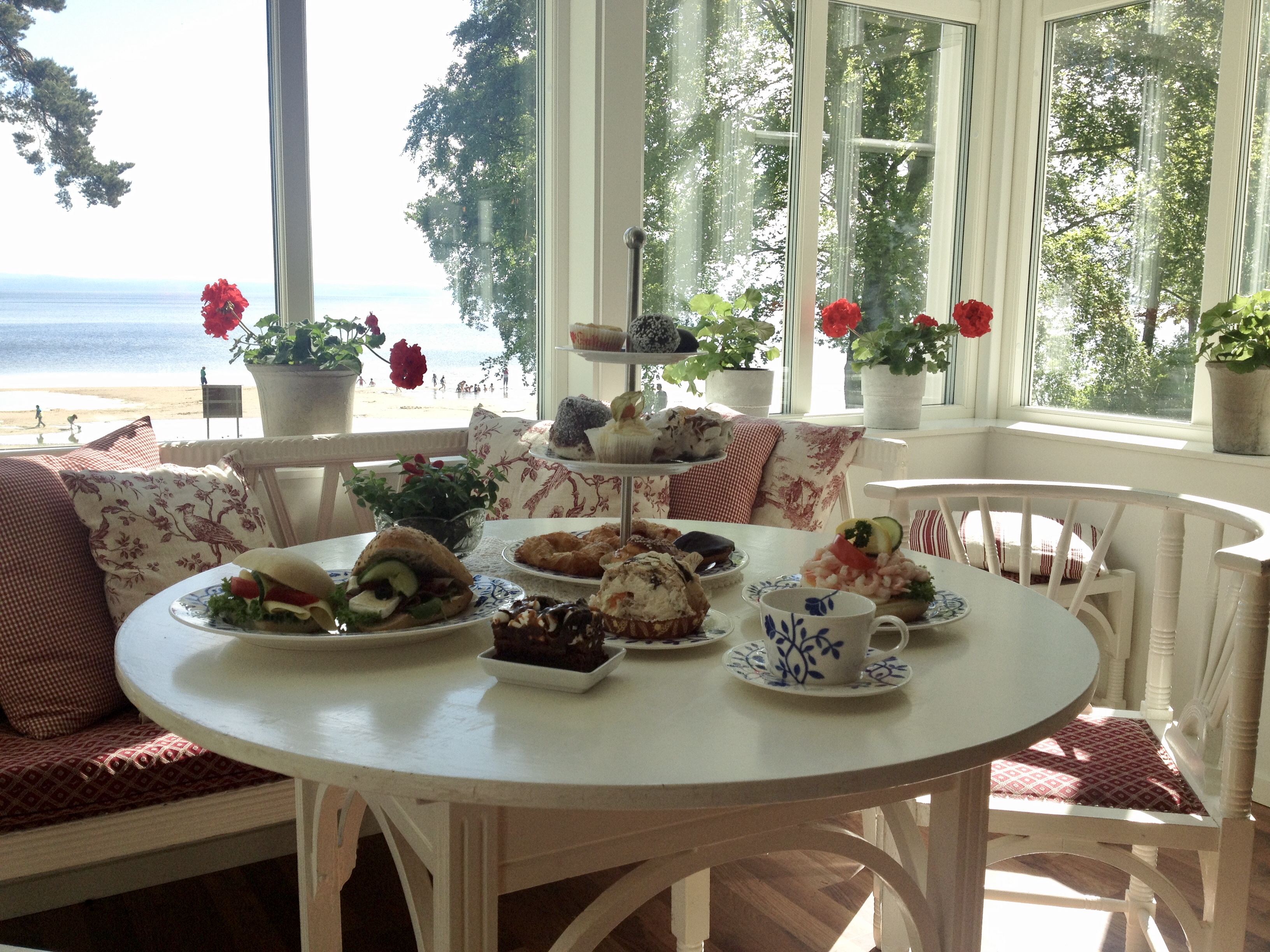 Ett bord med massvis av fika på Skogshyddan. 