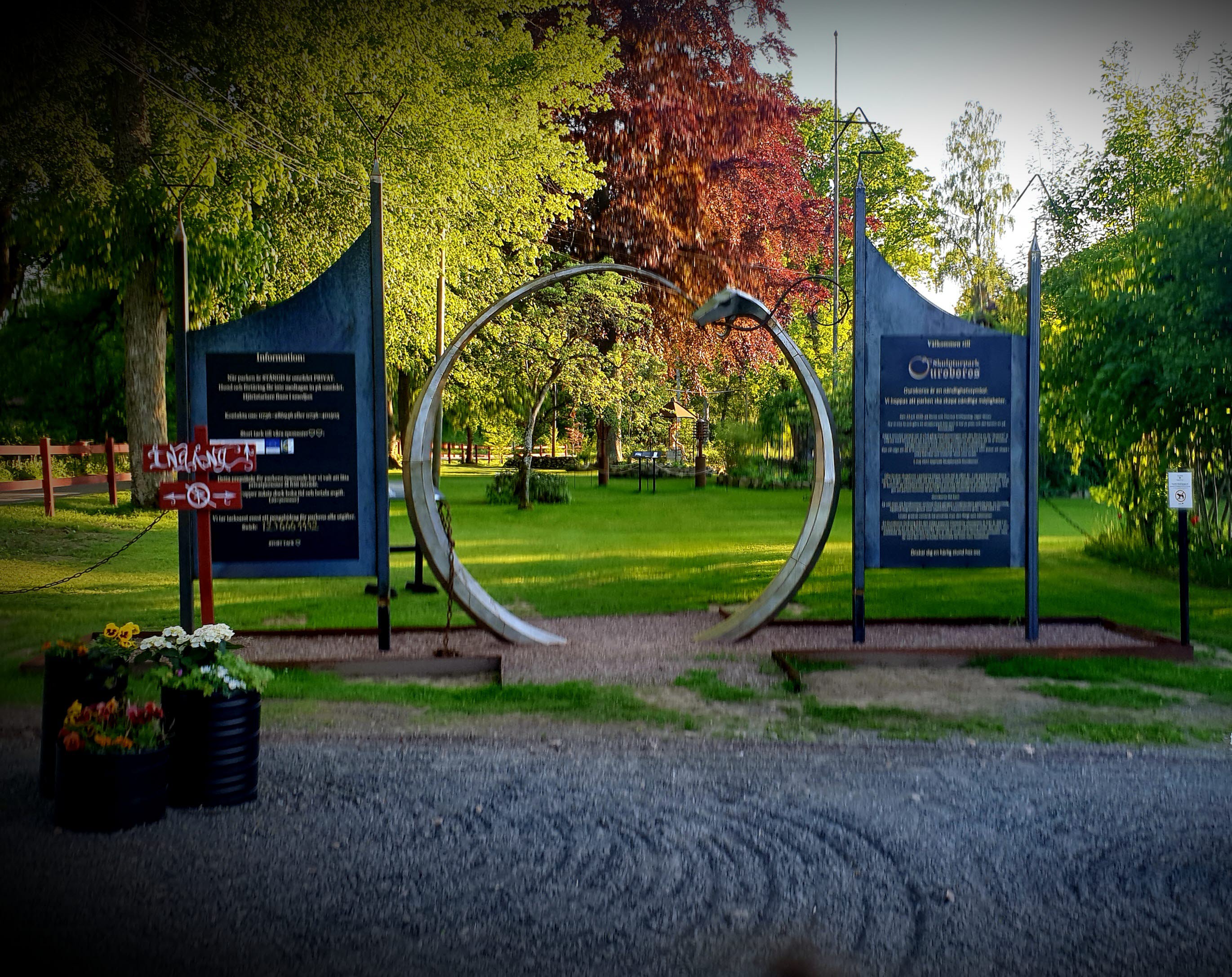 Entré till skulpturpark Ouroboros i Husaby på Kinnekulle. Ingången är ett konstverk föreställande en slingrande orm.