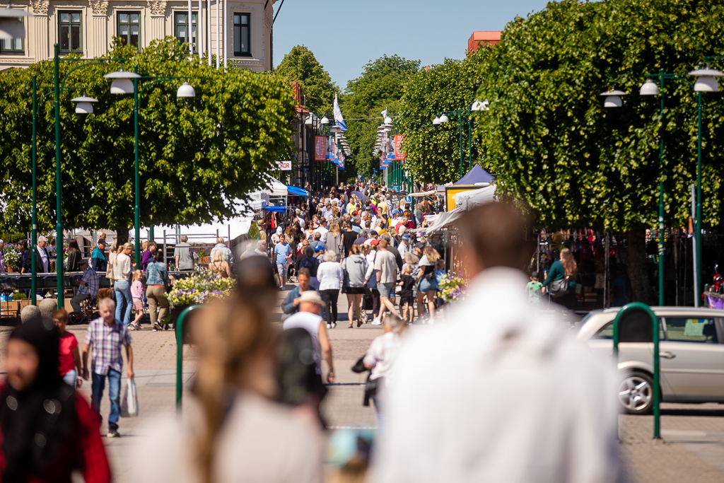 Lots of people at the square in Lidköping during a beautiful summerday.