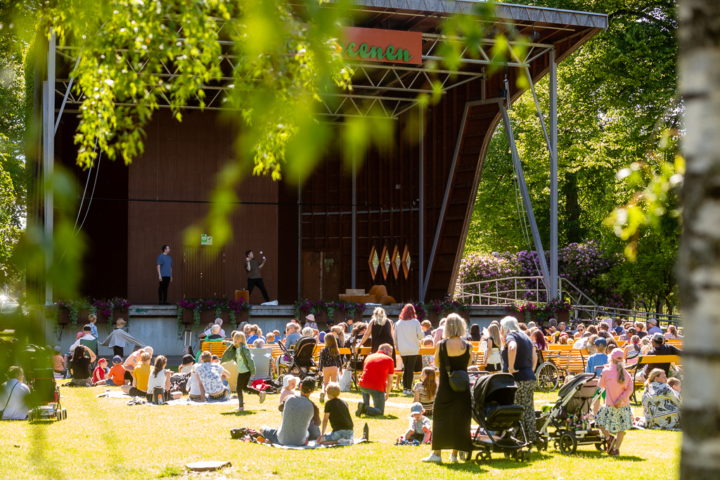 En utomhusscen med massor med människor som publik.