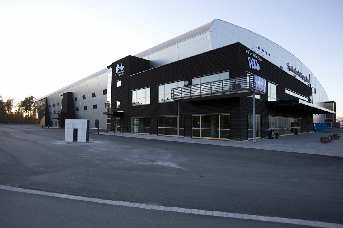 En exteriörbild på en stor inomhusarena.