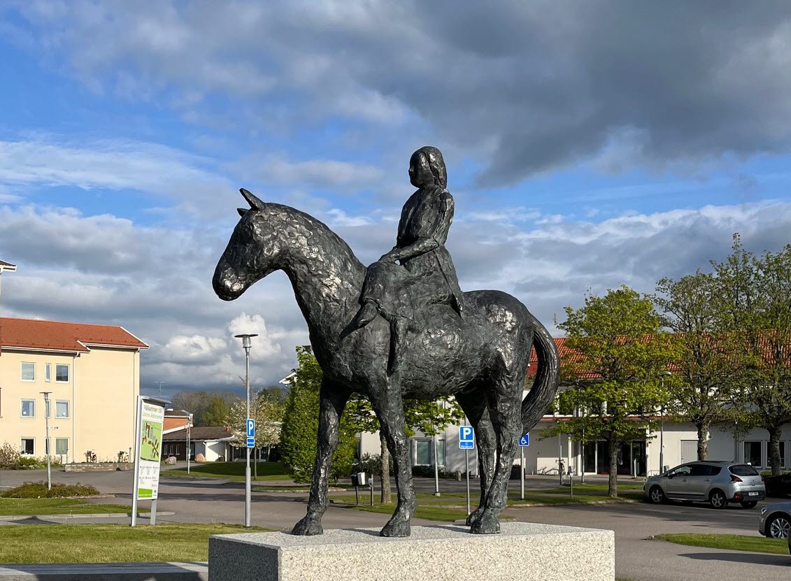 Skulptur av St Helena till häst