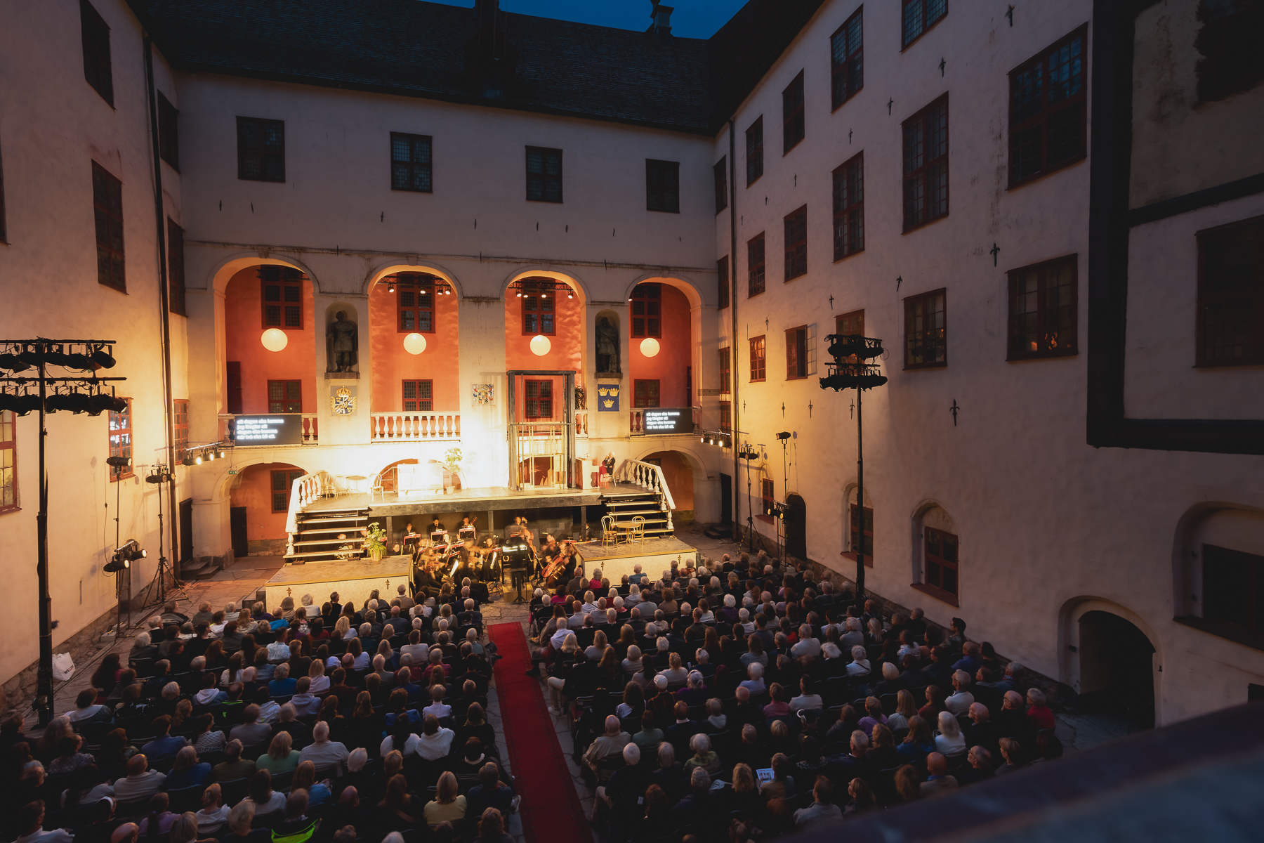 Fullsatt operaföreställning på Läckö Slotts borggård