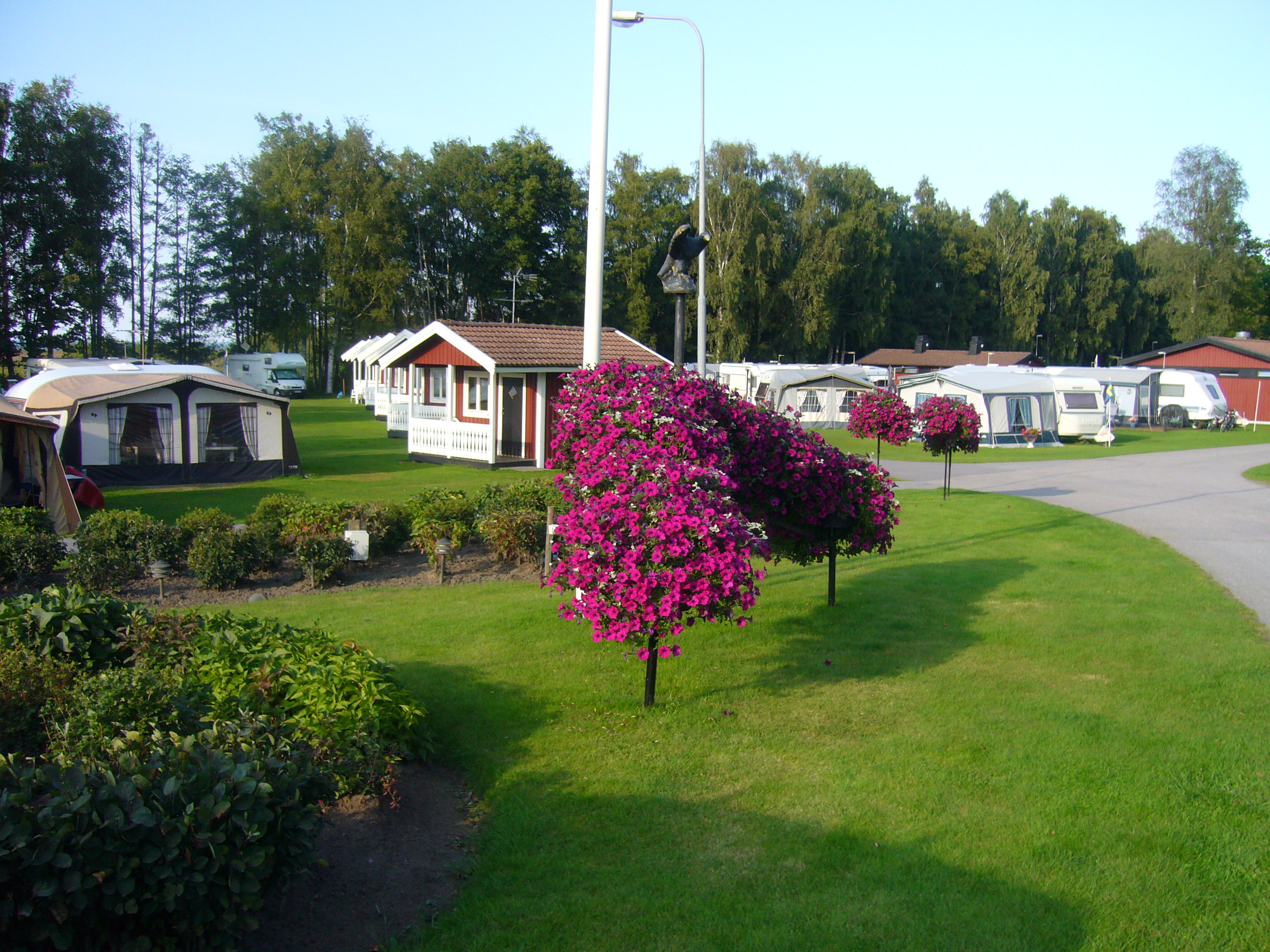 Stugor och husvagnar i den vackra gröna miljön i Filsbäck.  