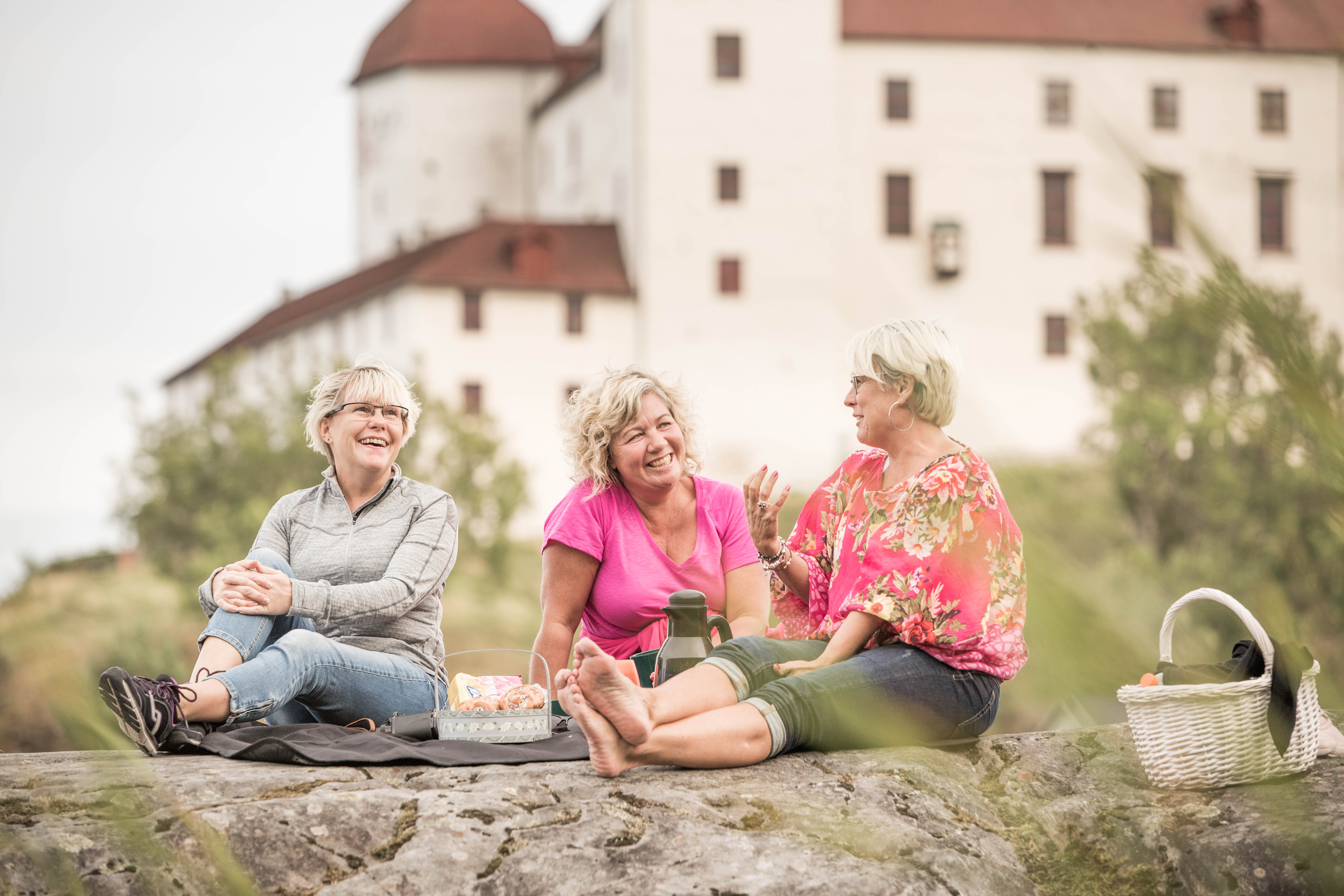 Women sitting in front o Läckö castle