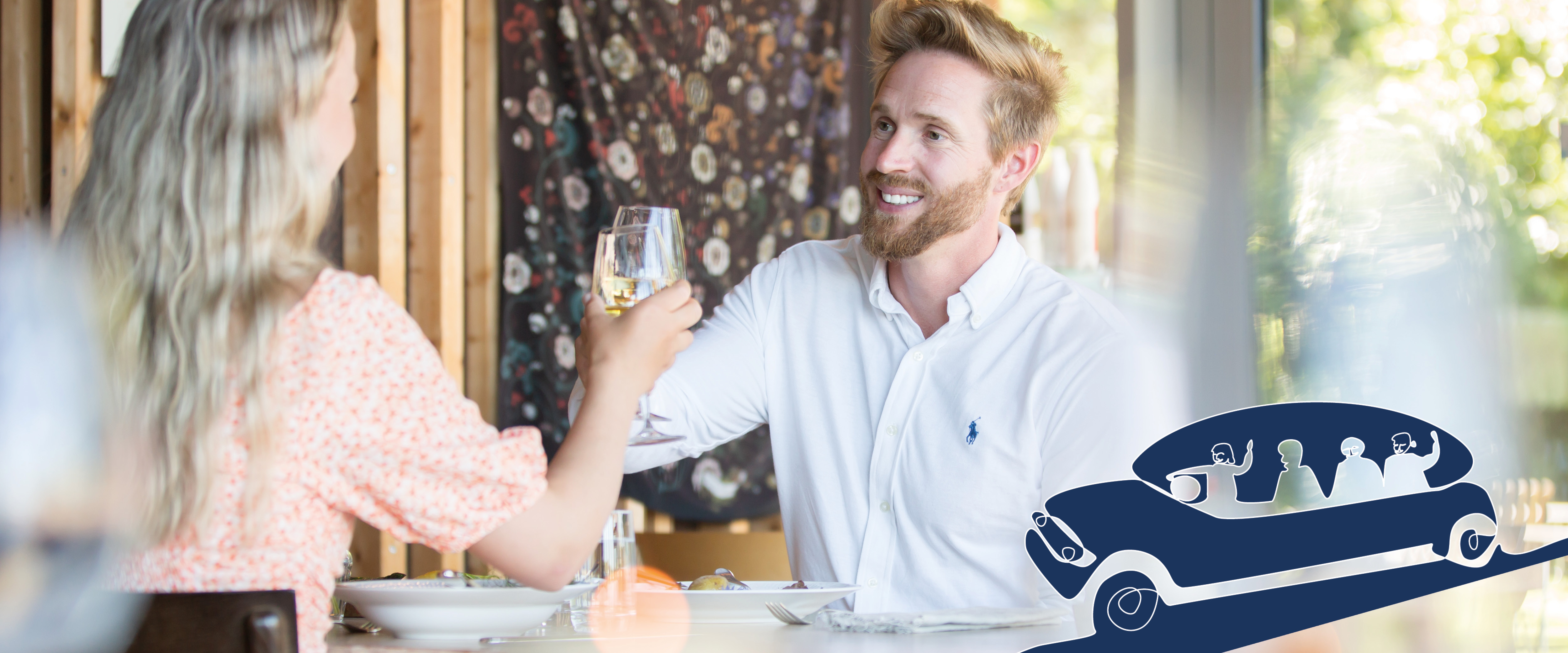 En kille som skålar med en tjej på en restaurang. En blå illustration av en bil på bilden. 