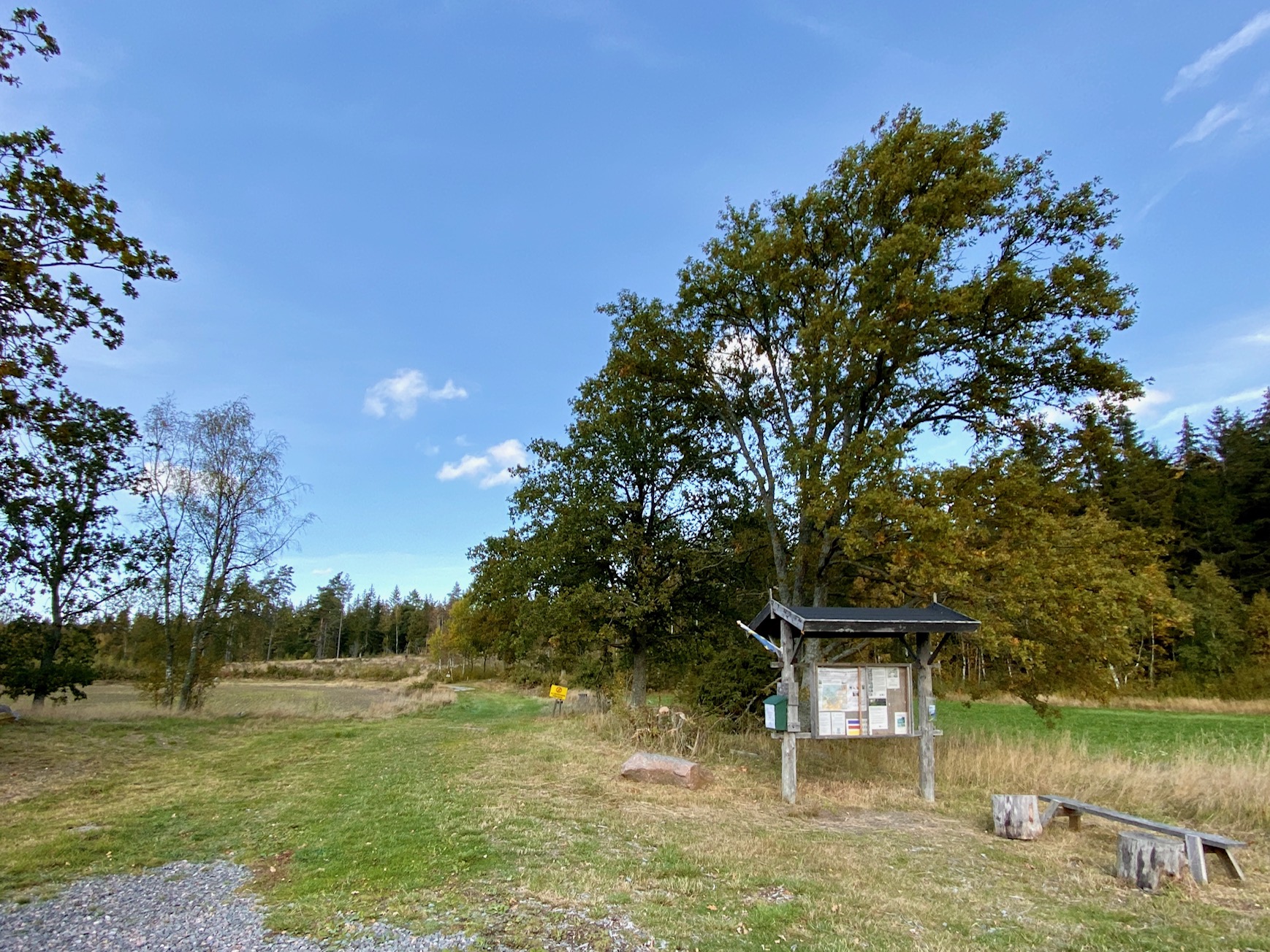 En sensommardag vid starten på en vandringsled.