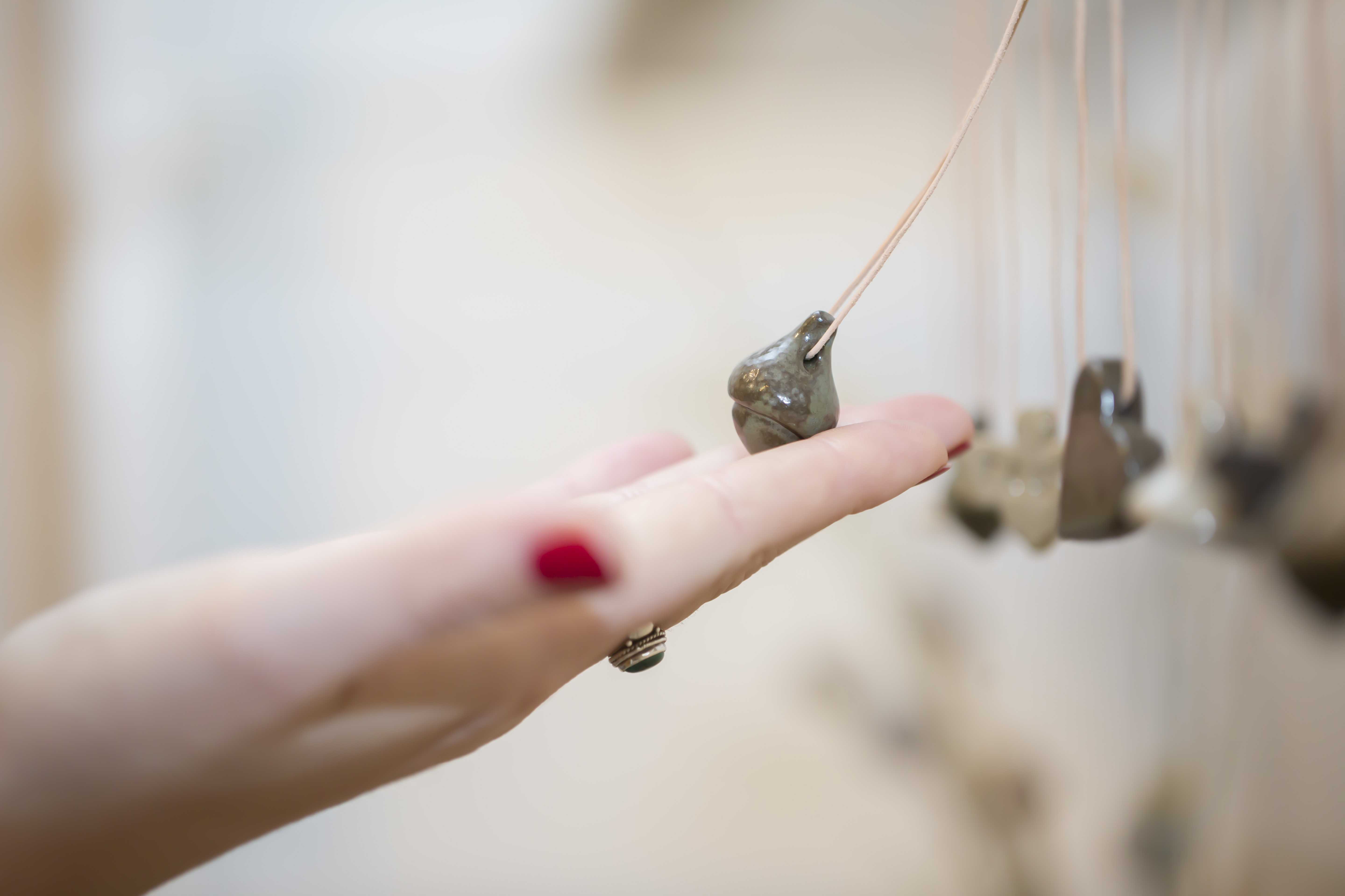 Hand som håller i ett smycke