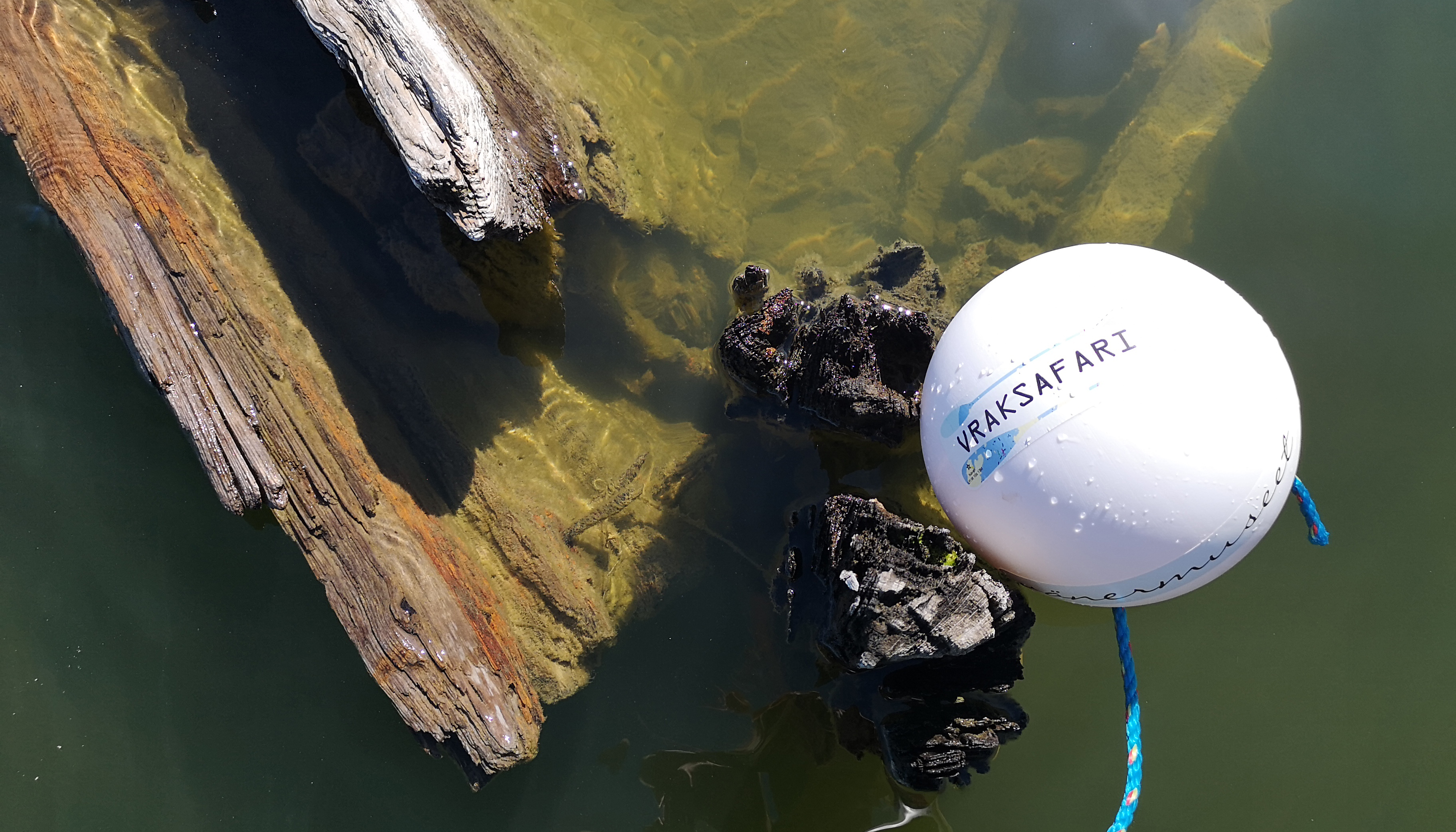 En boj vid ett vrak som det står vraksafari på