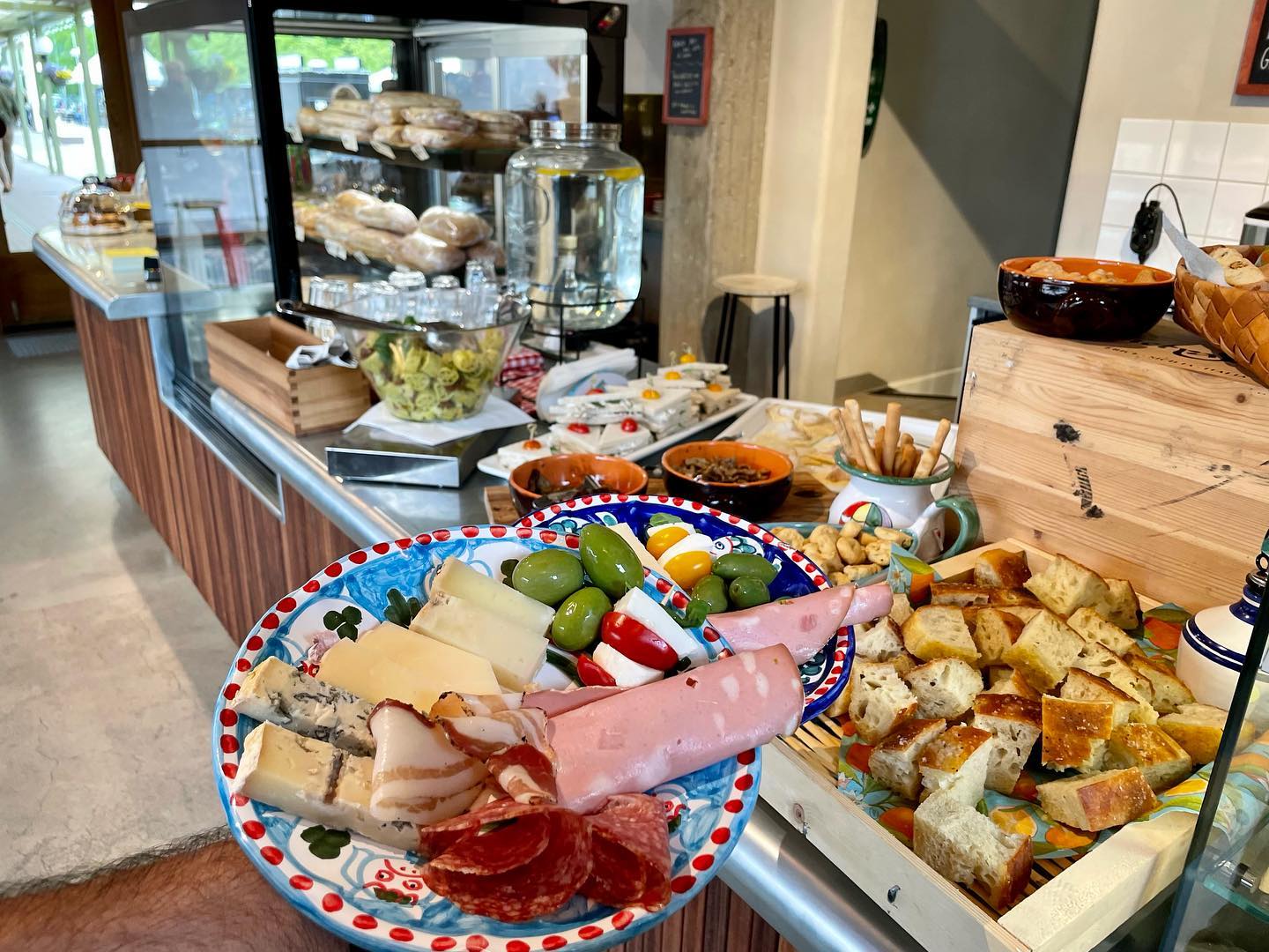 italienska råvaror på tallrik och i disk, un limone