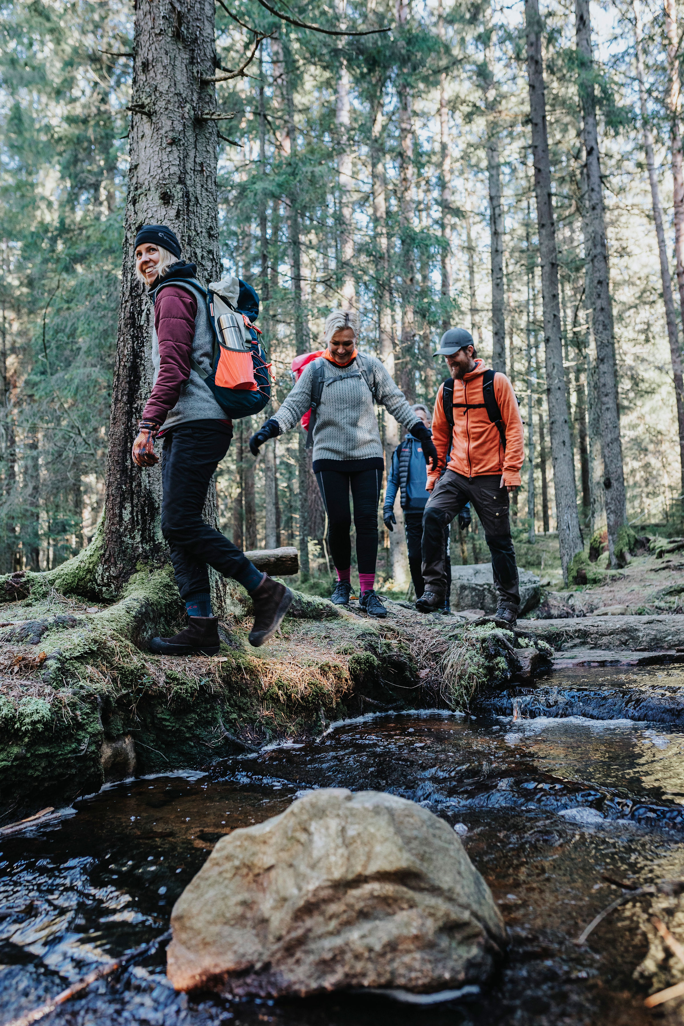 Människor vandrar i skog
