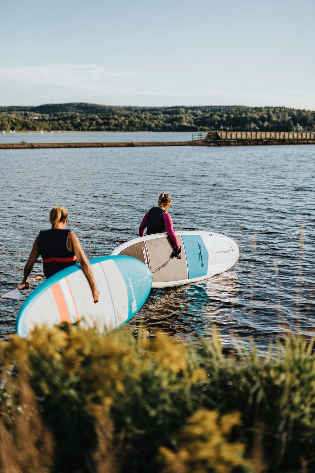 Två personer på väg ut i vatten