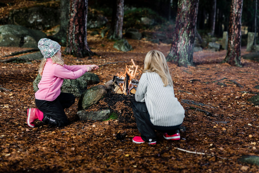 två flickor som grillar