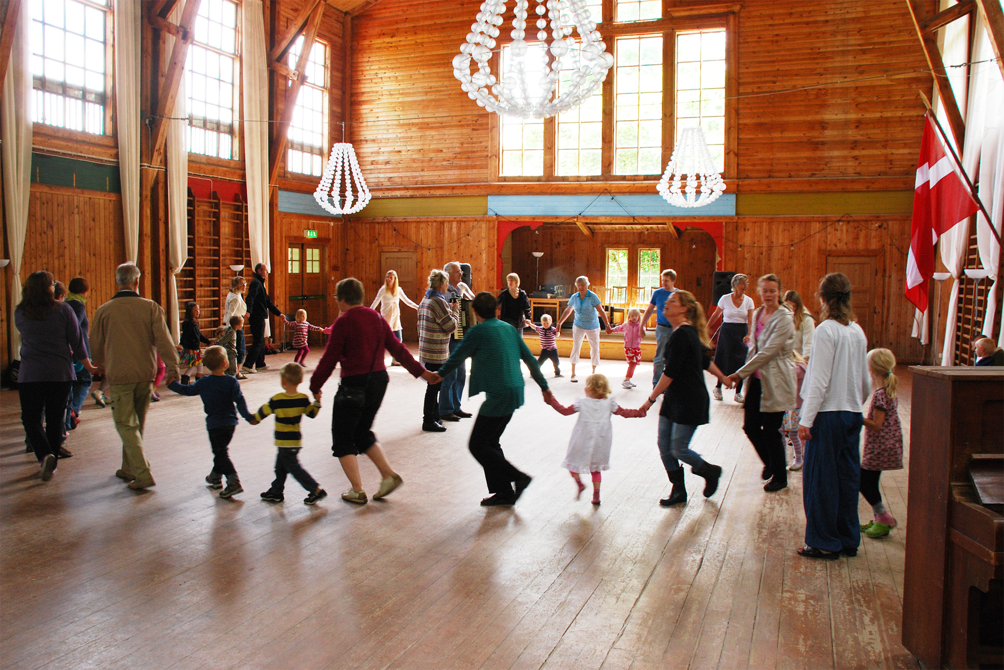 Barndans i Lekhuset på Nääs under midsommarveckan med Näässamfundet