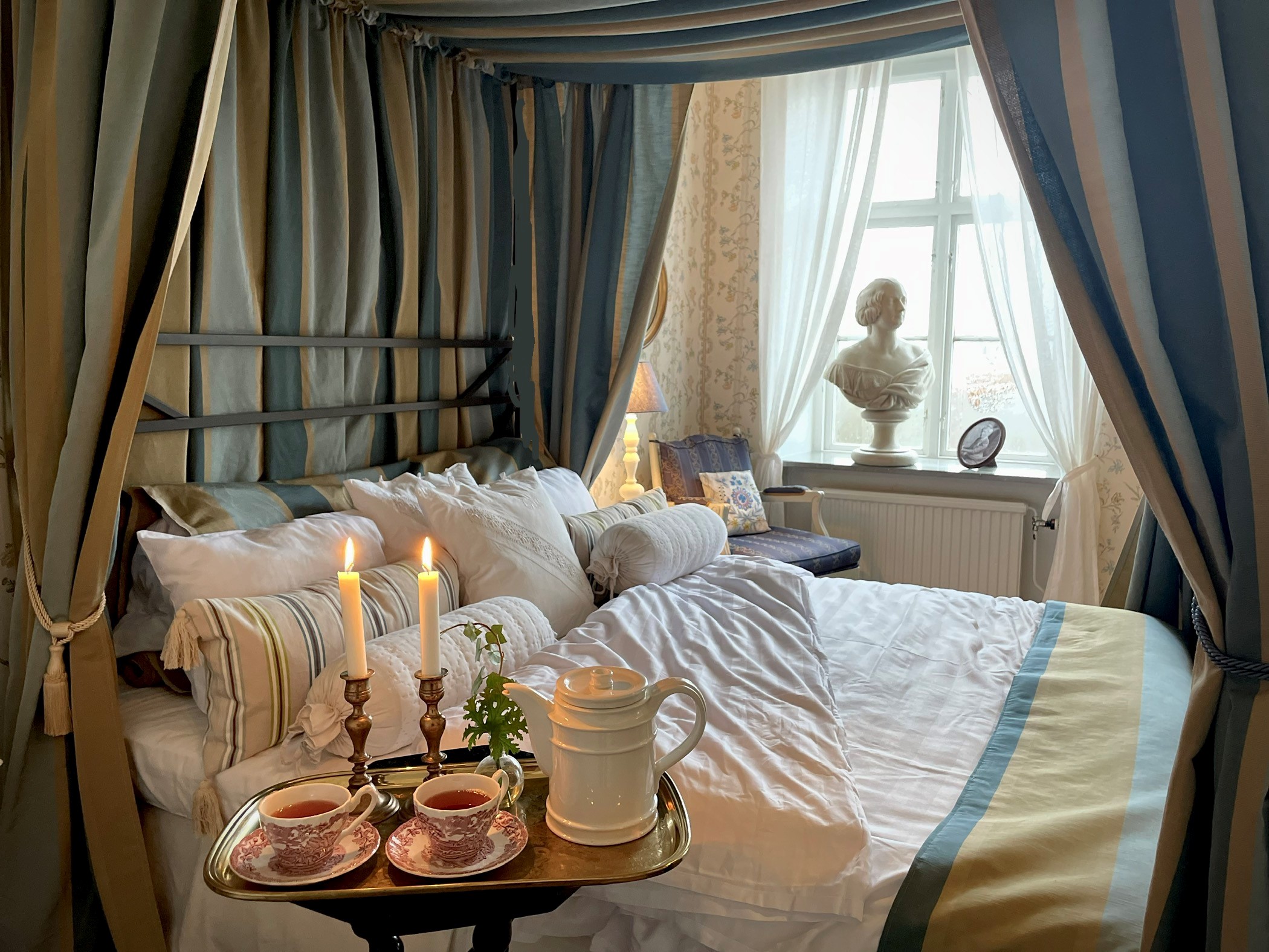 boende med tända ljus och äldre stil