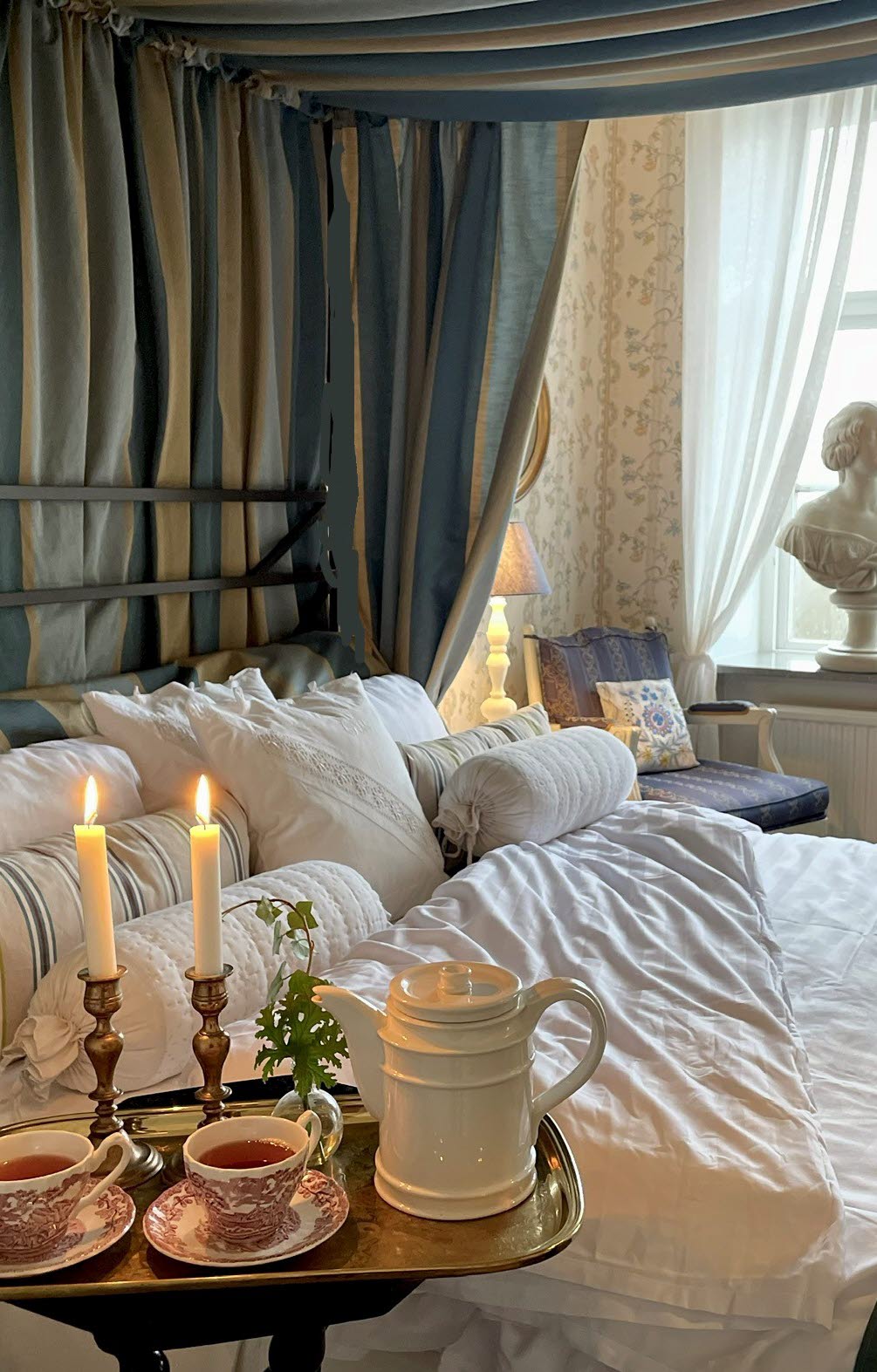 boende med tända ljus och äldre stil