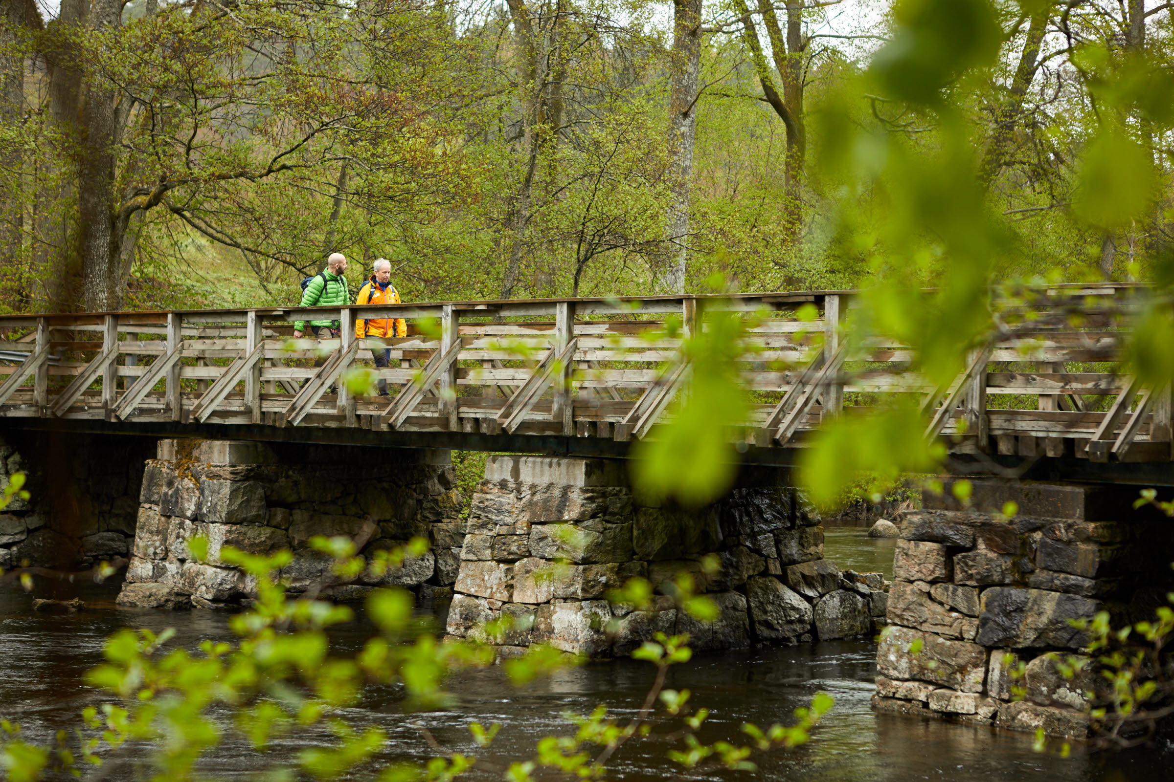 Vandrare på bro över Säveån