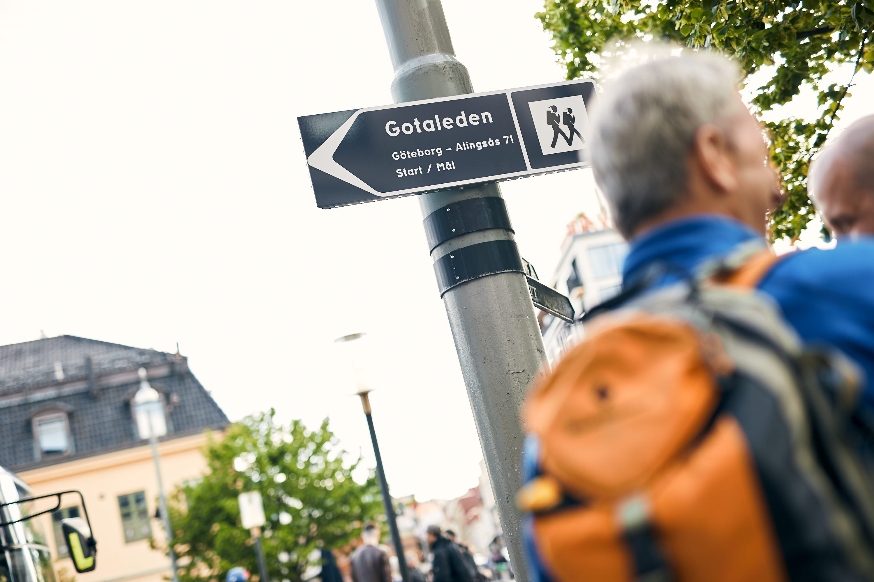 Gotaleden, vandring med ryggsäck i stadsmiljö